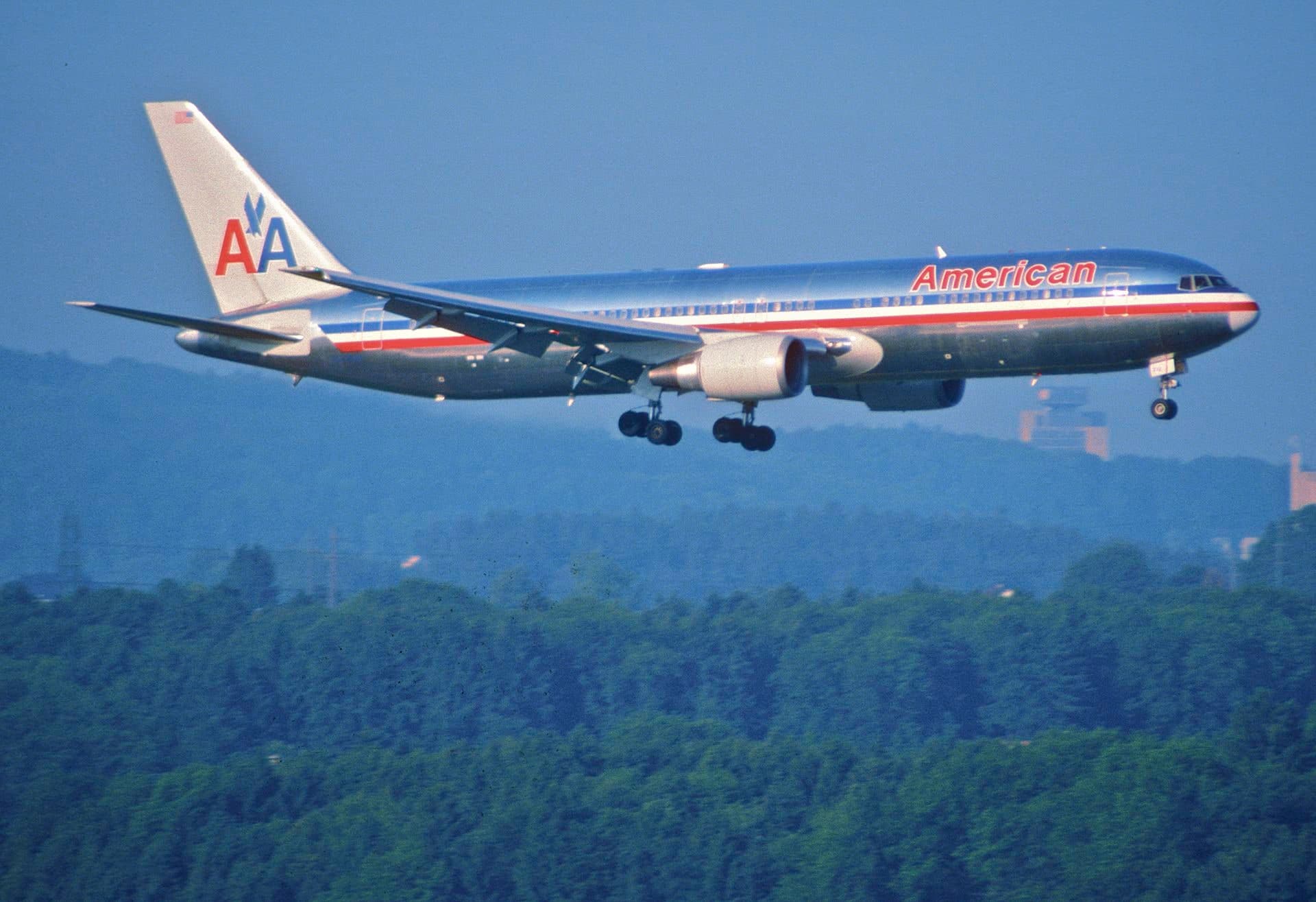 N376AN — Twin-engine aircraft
