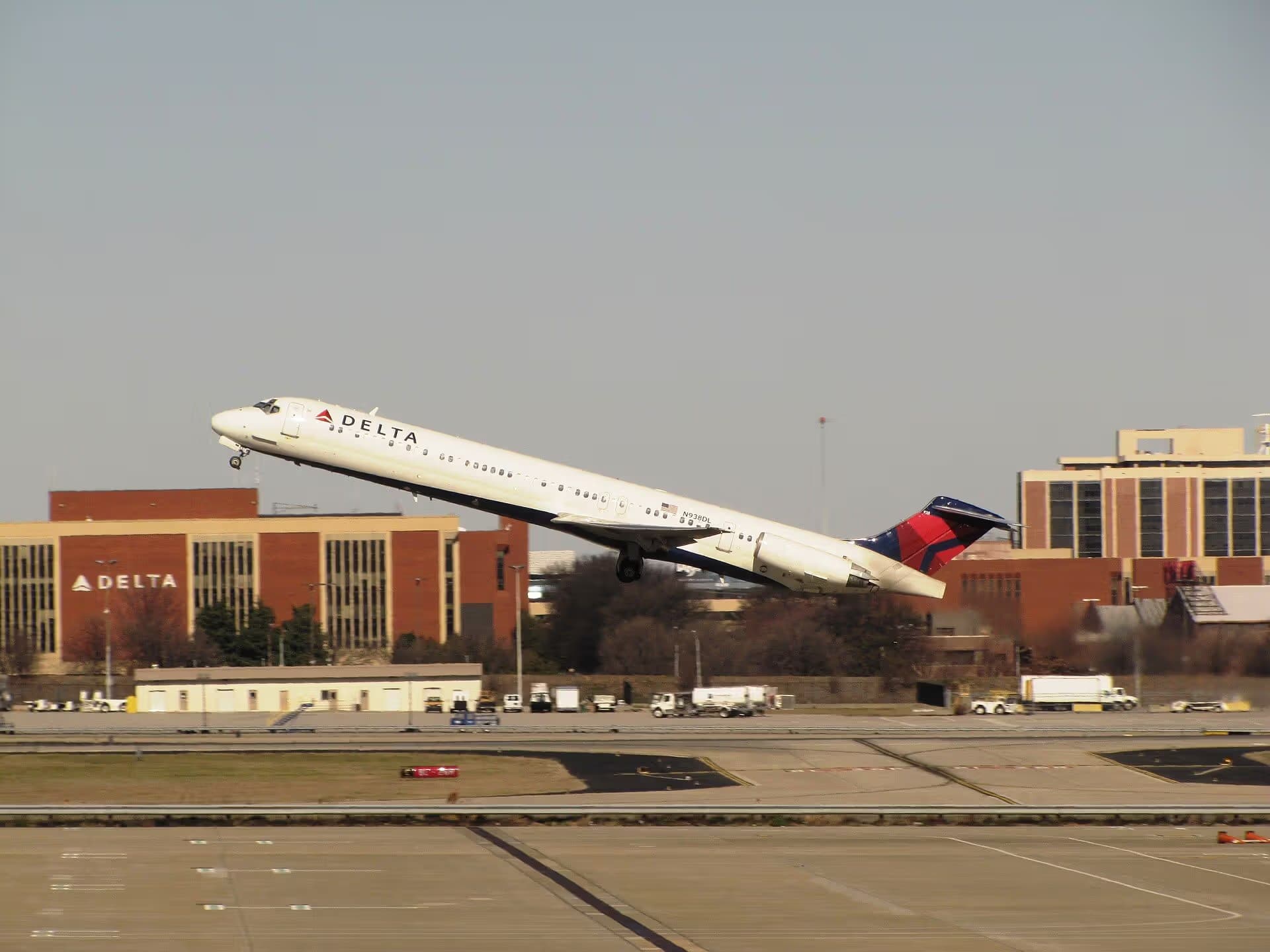 N938DL — Twin-engine aircraft