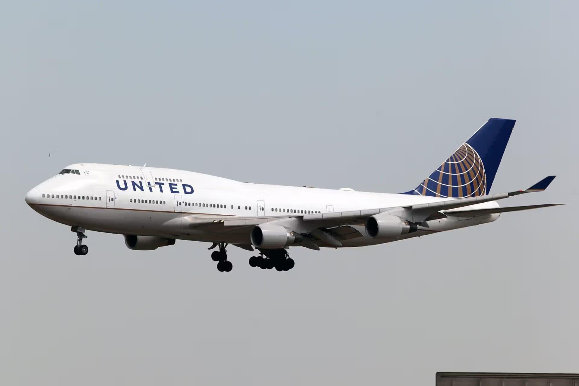 N104UA — Boeing