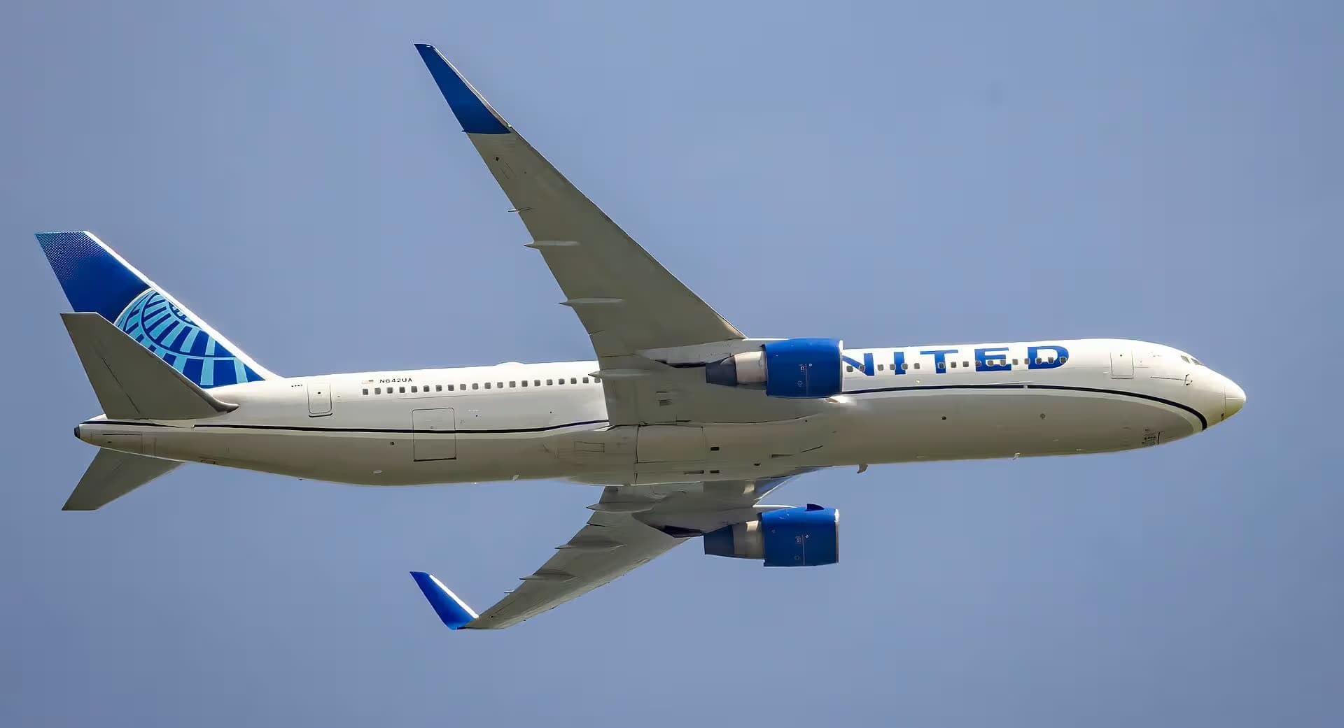 N642UA — Twin-engine aircraft