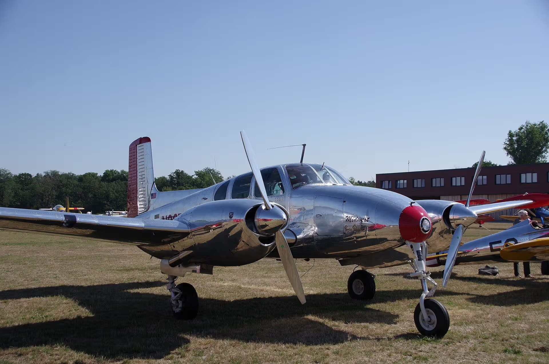 N3670B — Twin-engine aircraft