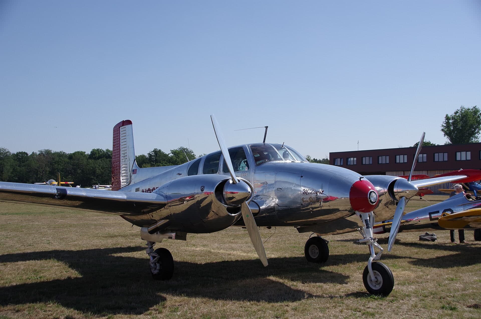 N3670B — Twin-engine aircraft