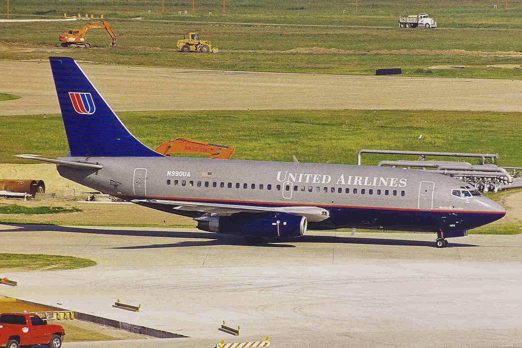 N990UA — Twin-engine aircraft