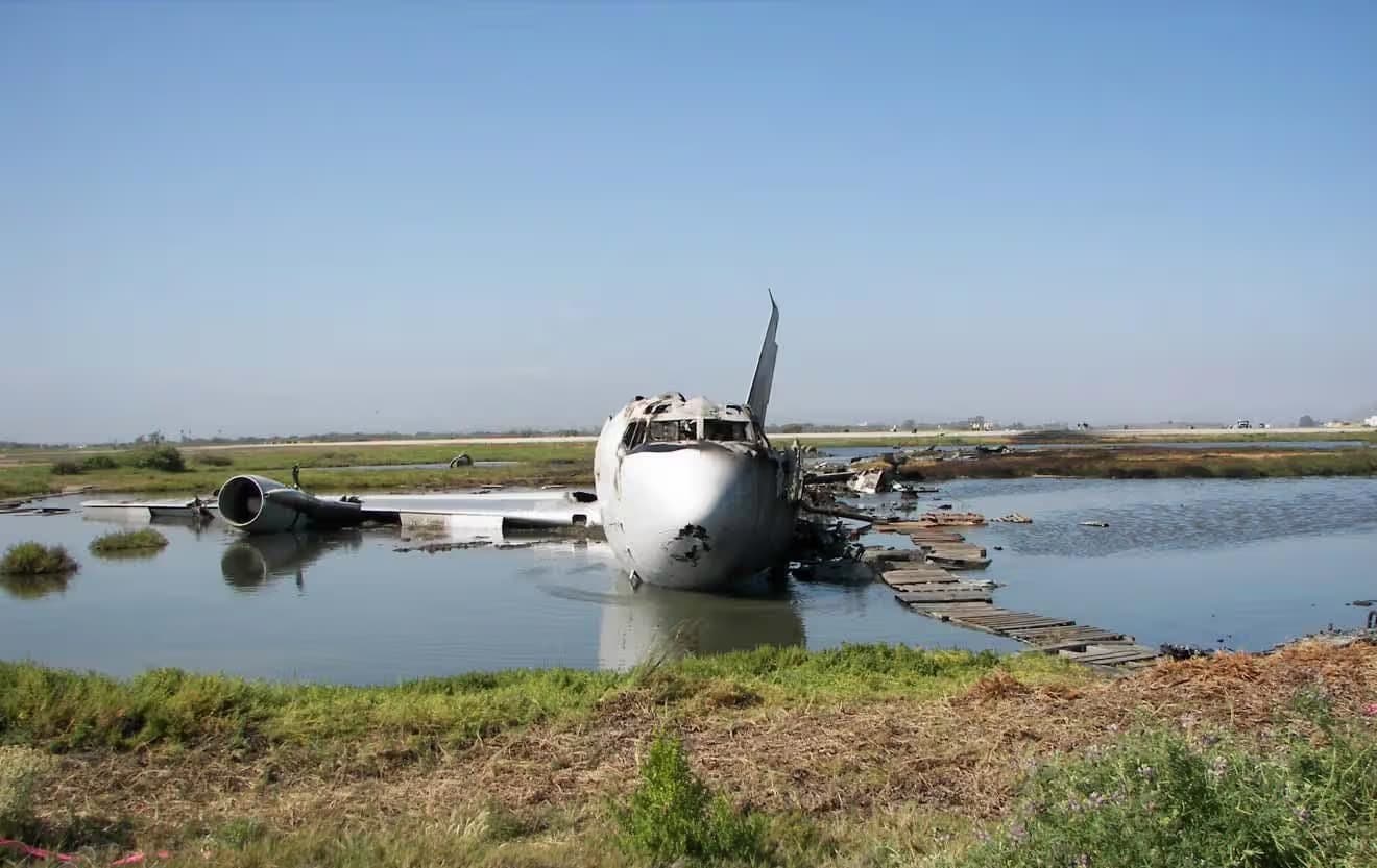 Unidentified — Twin-engine aircraft