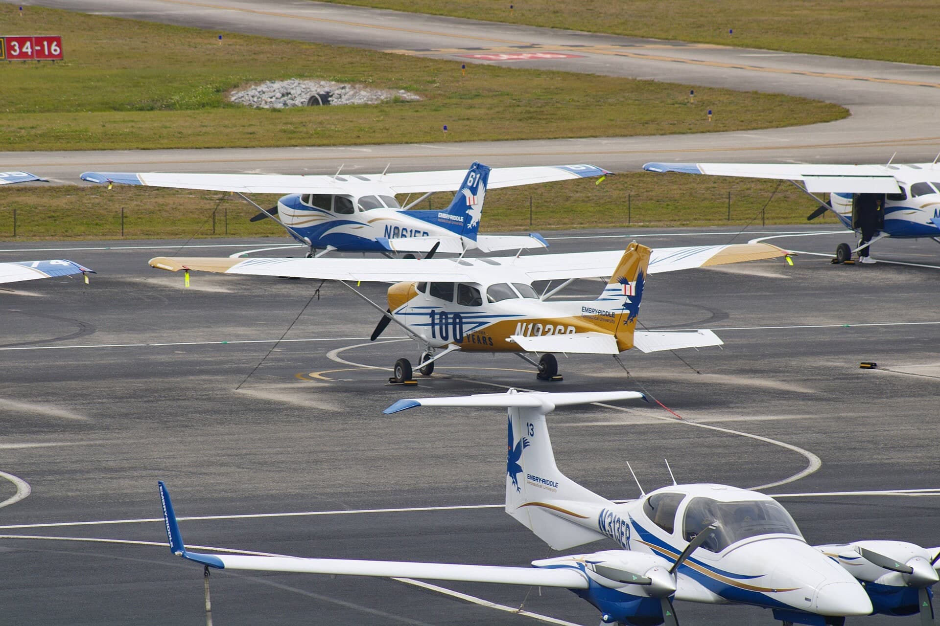 N1926R — Twin-engine aircraft