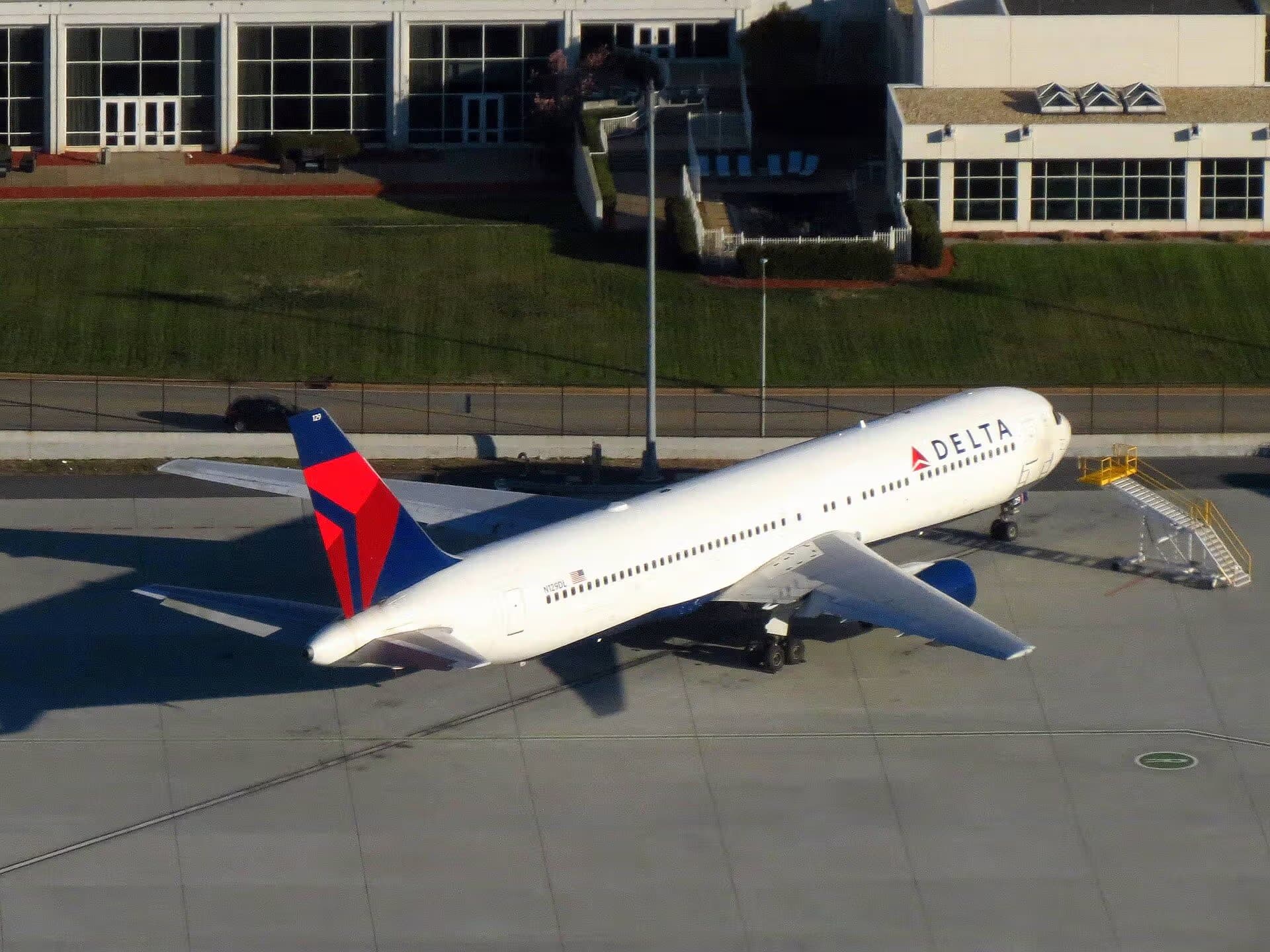 N129DL — Twin-engine aircraft