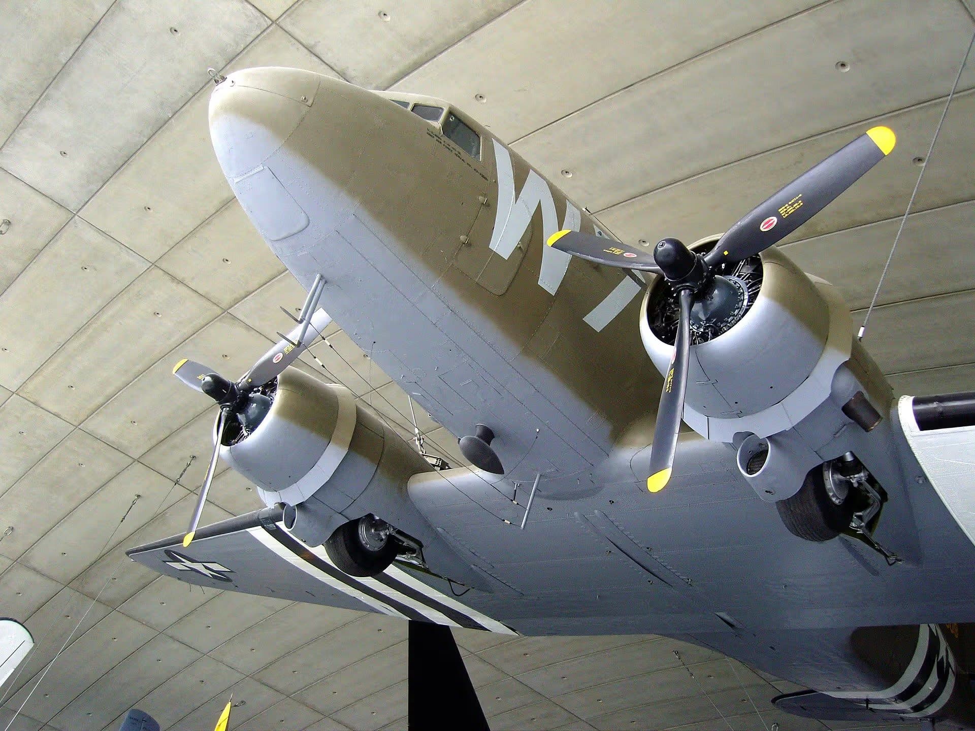 Unidentified — Twin-engine aircraft
