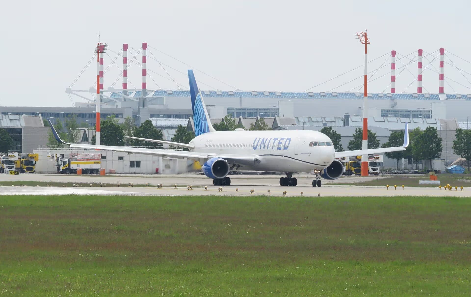 N659UA — Twin-engine aircraft