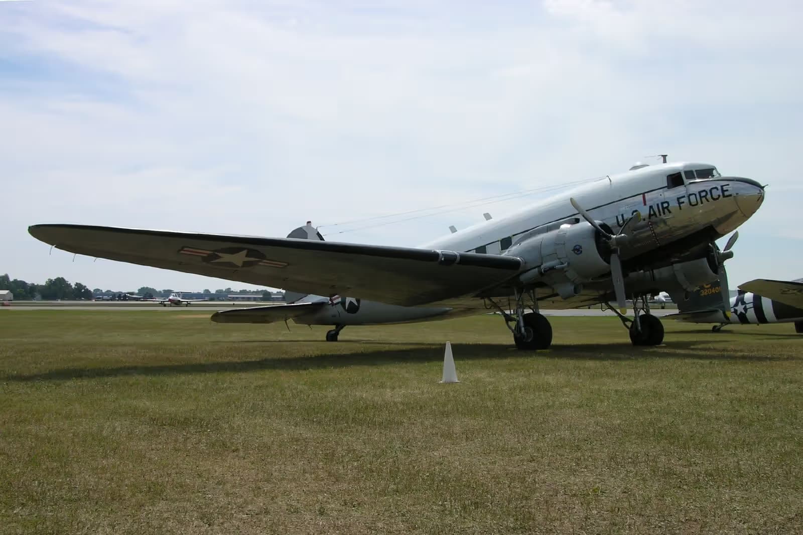 Unidentified — Twin-engine aircraft