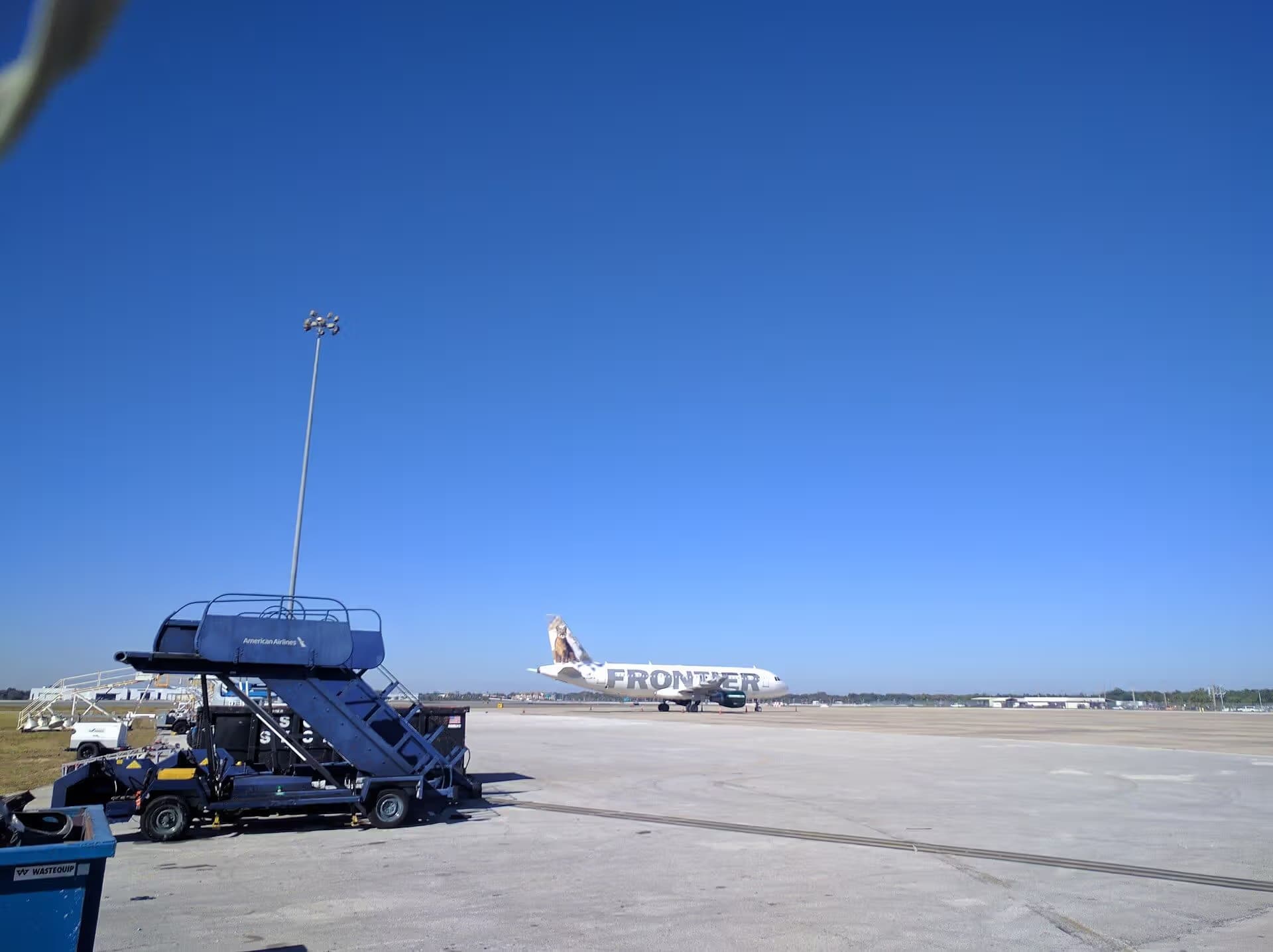 N208FR — Twin-engine aircraft