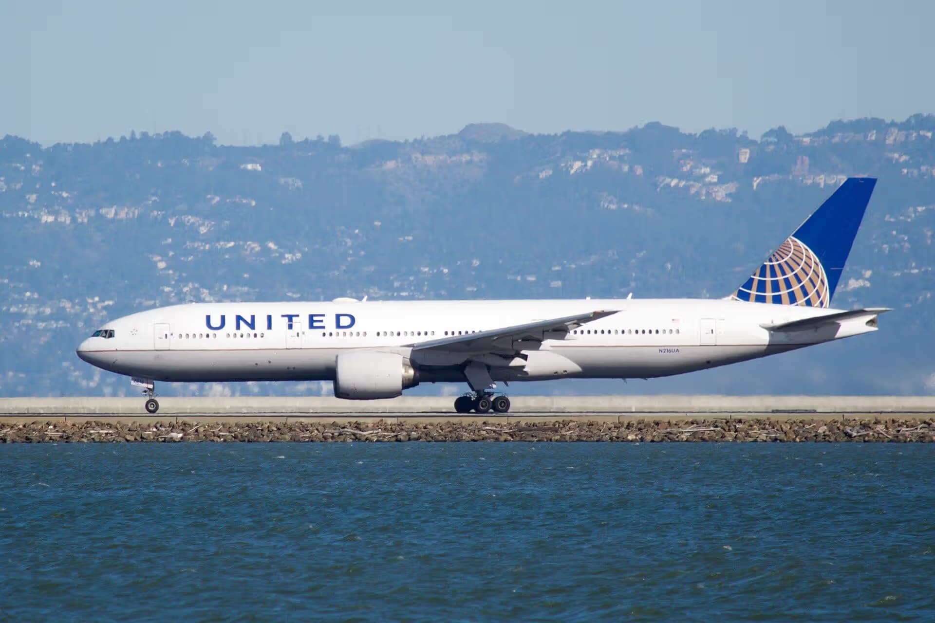 N216UA — Twin-engine aircraft