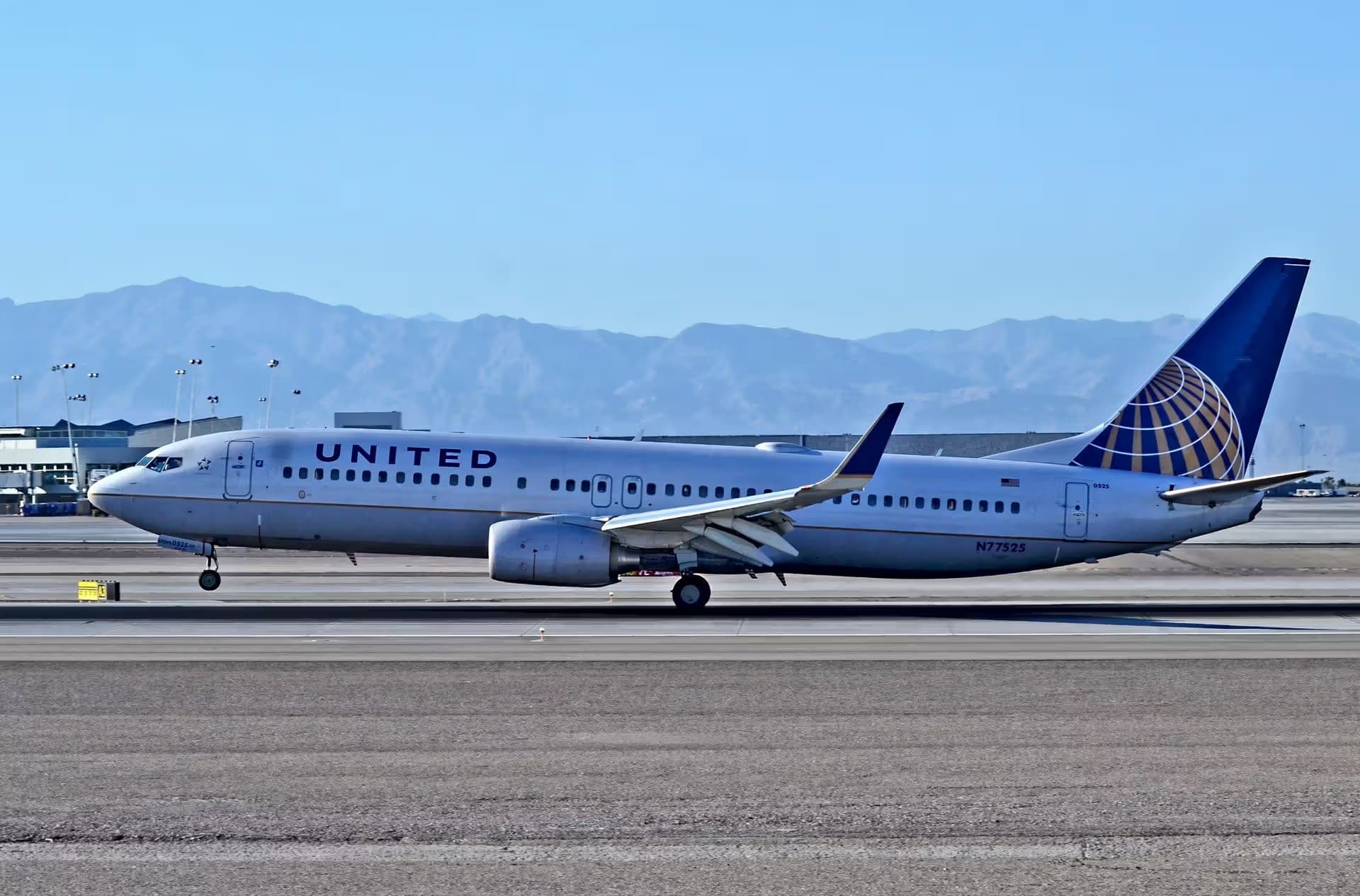 N77525 — Boeing