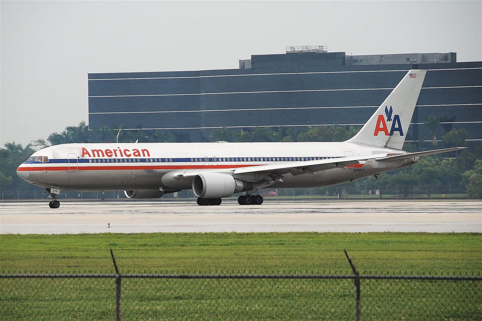 N352AA — Boeing