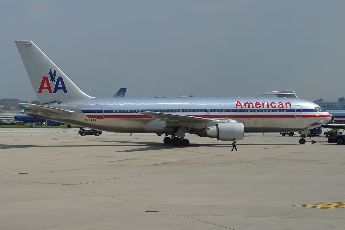 N324AA — Twin-engine aircraft
