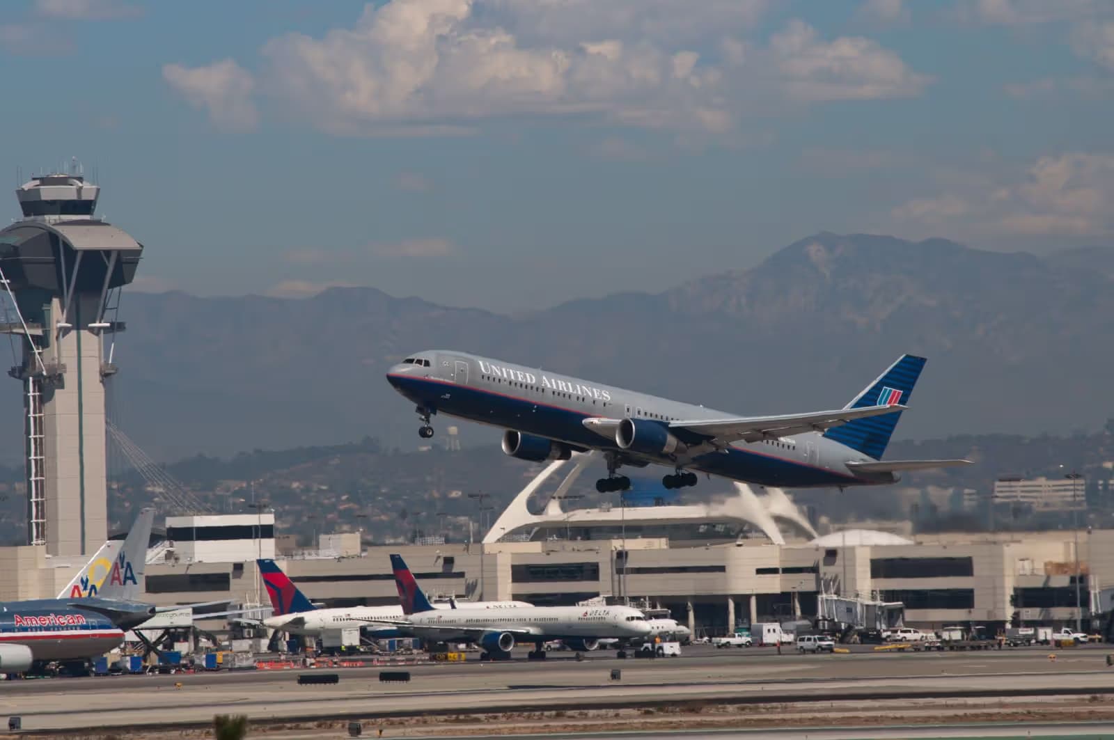N676UA — Boeing