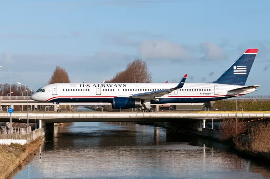 N200UU — Twin-engine aircraft