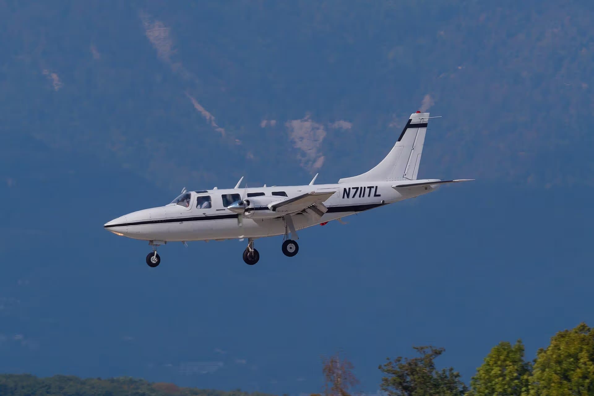 N711TL — Twin-engine aircraft