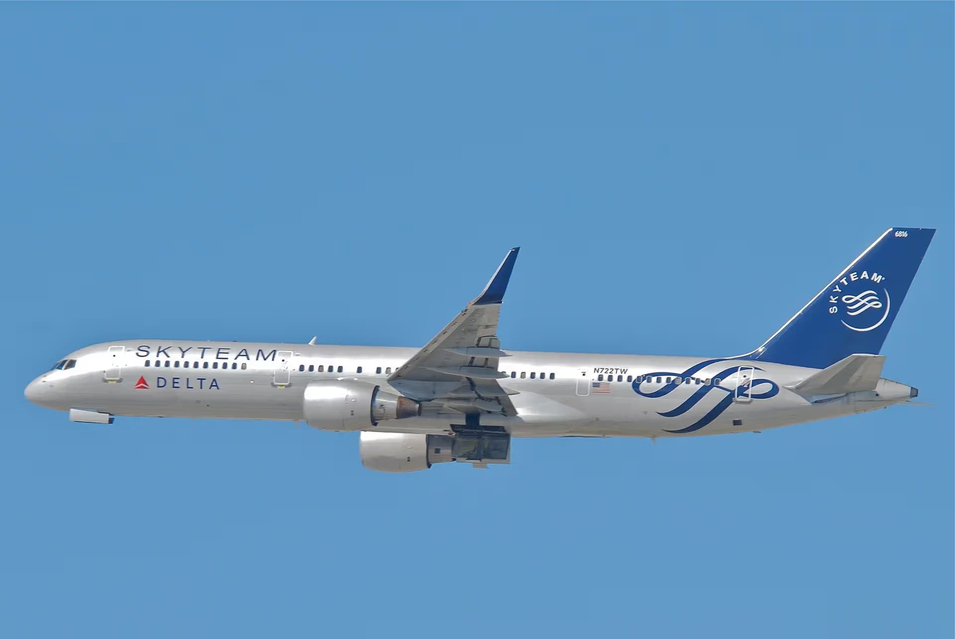 N722TW — Twin-engine aircraft