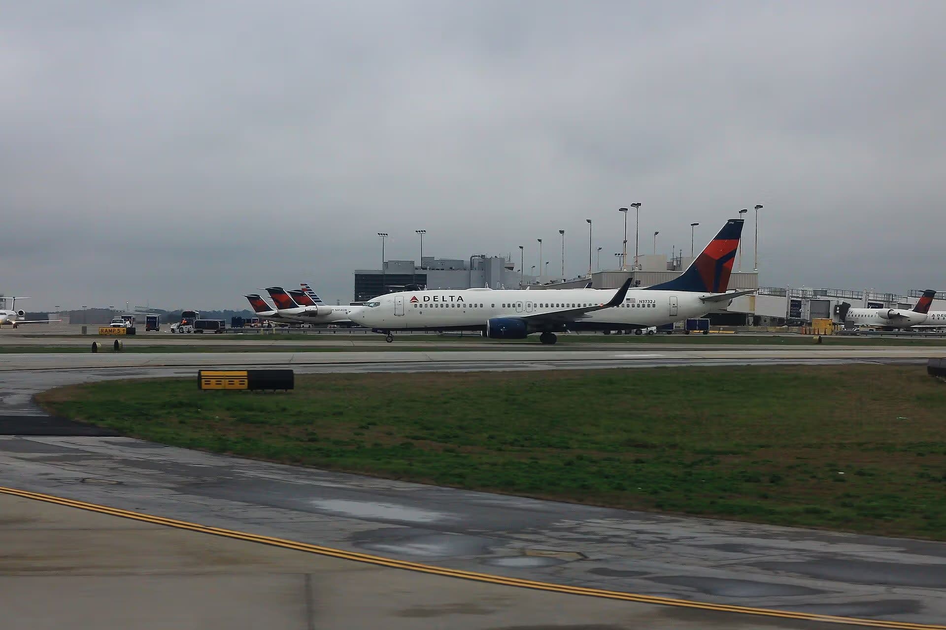 N3732J — Twin-engine aircraft