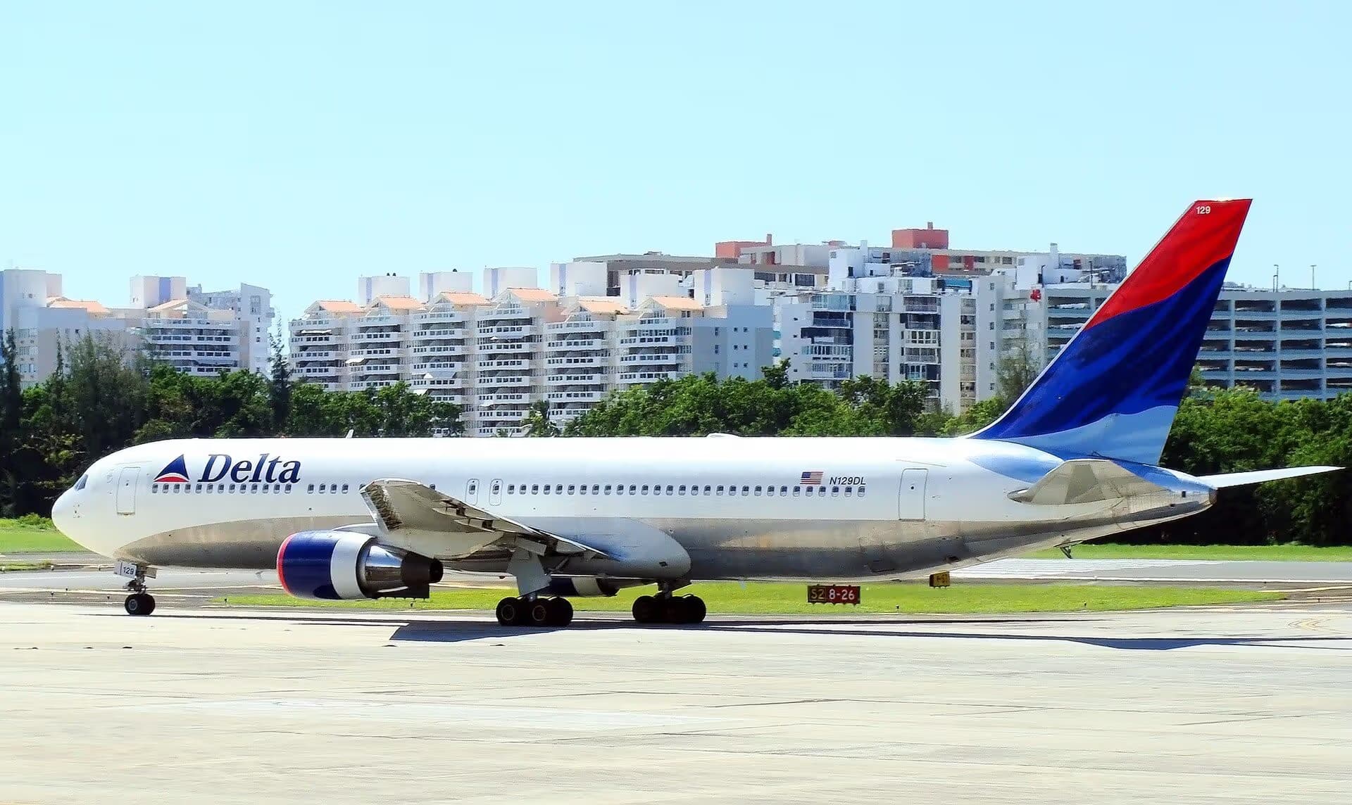 N129DL — Twin-engine aircraft