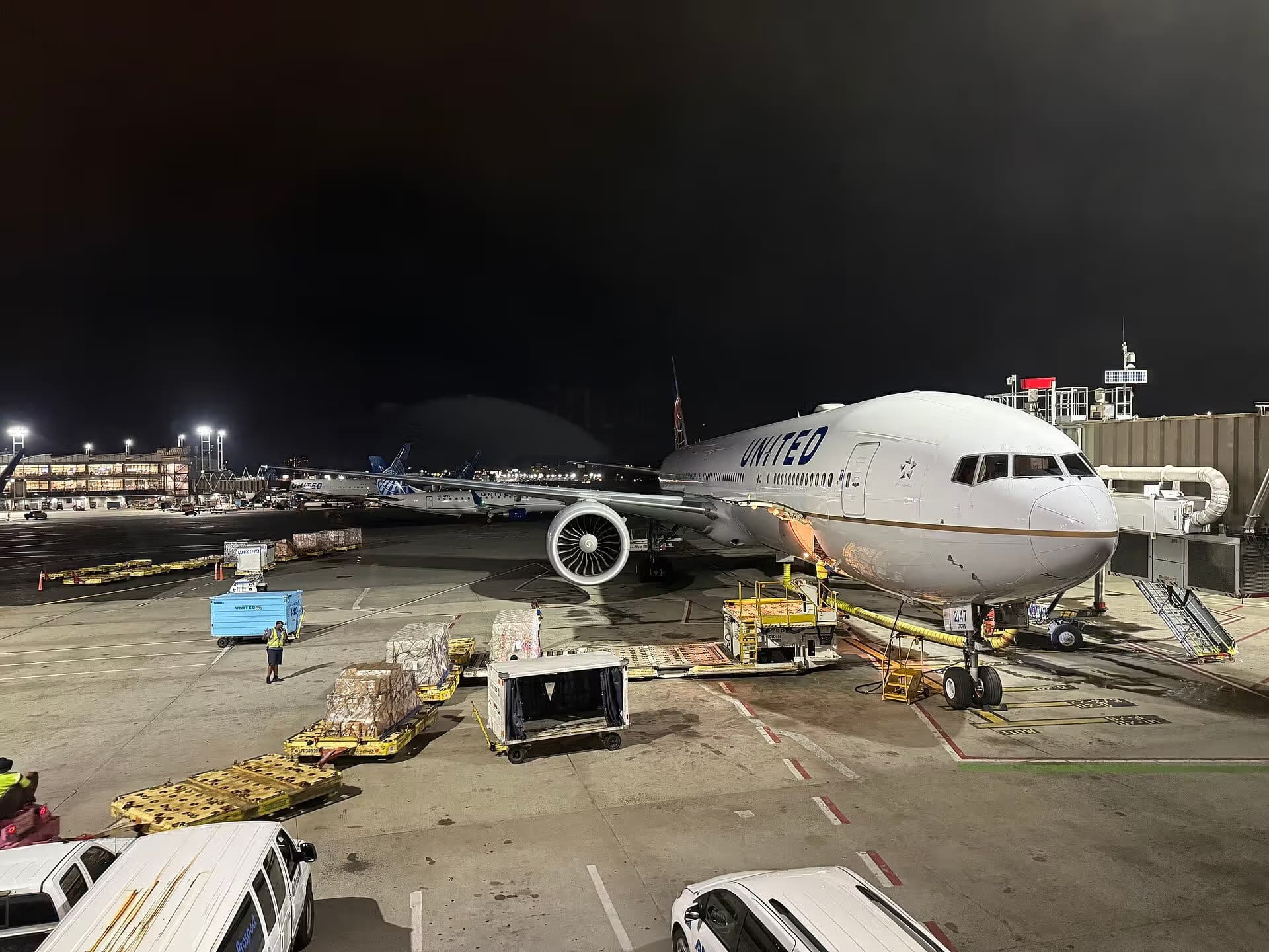 N2747U — Twin-engine aircraft at Newark Liberty International Airport