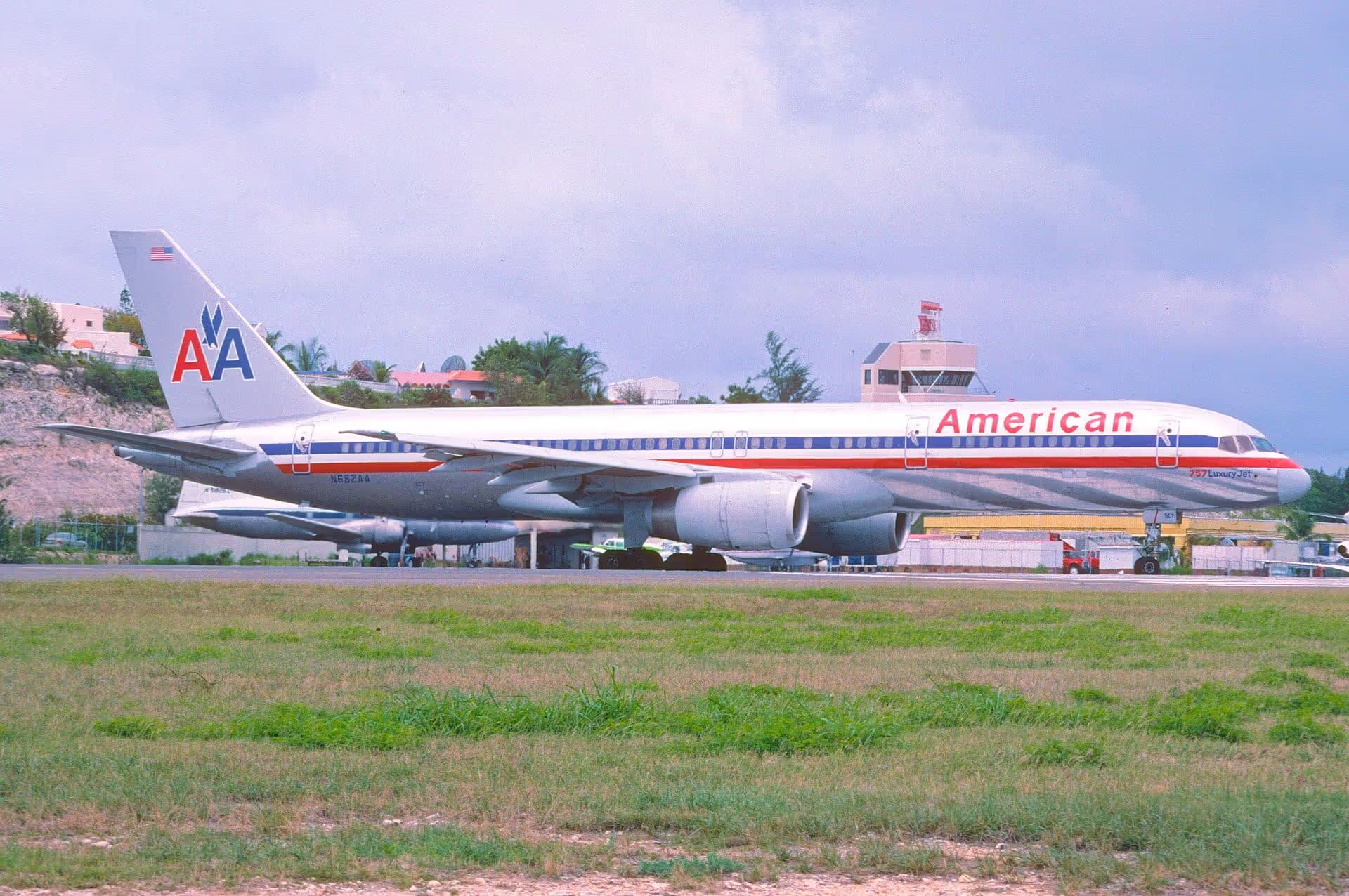 N682AA — Boeing