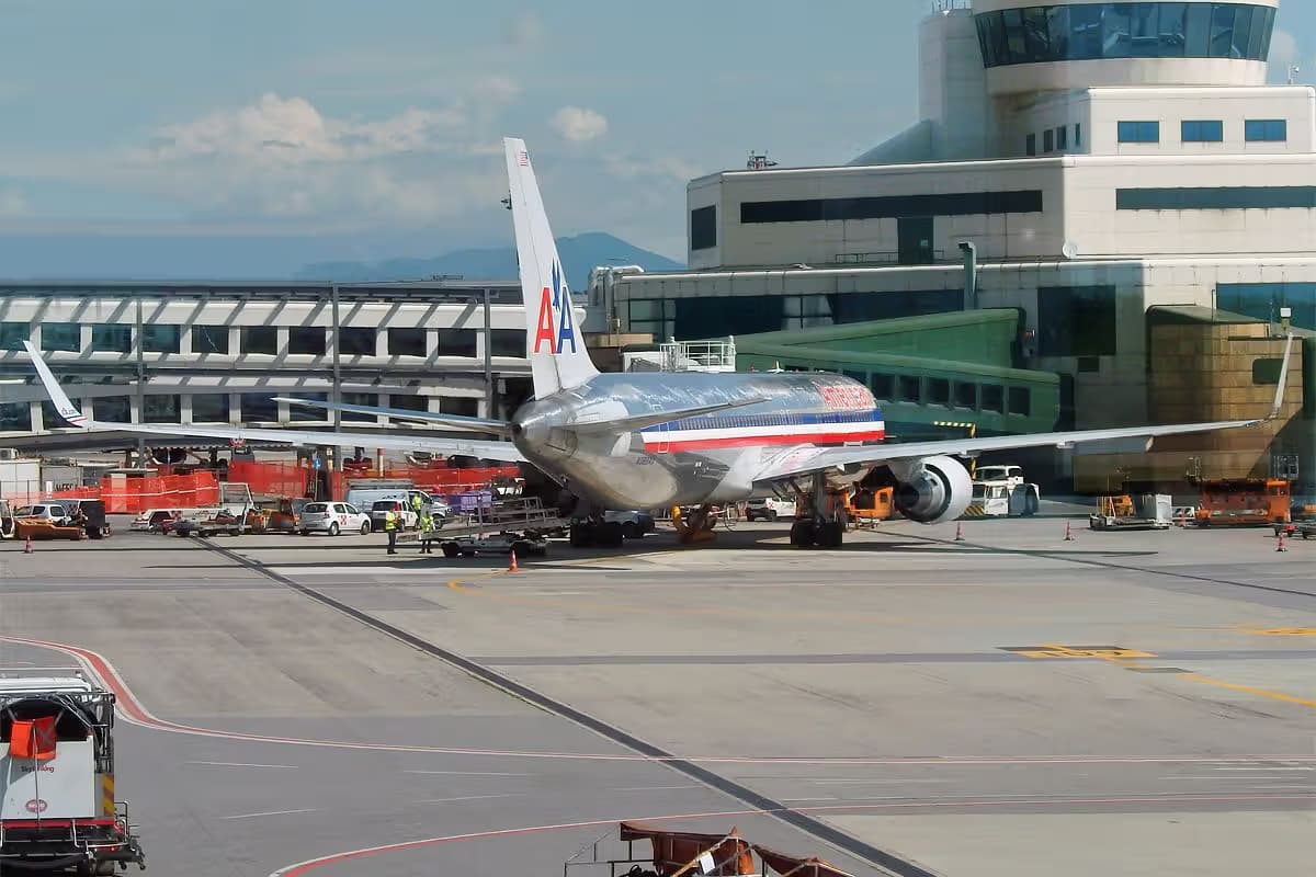 N362AA — Twin-engine aircraft