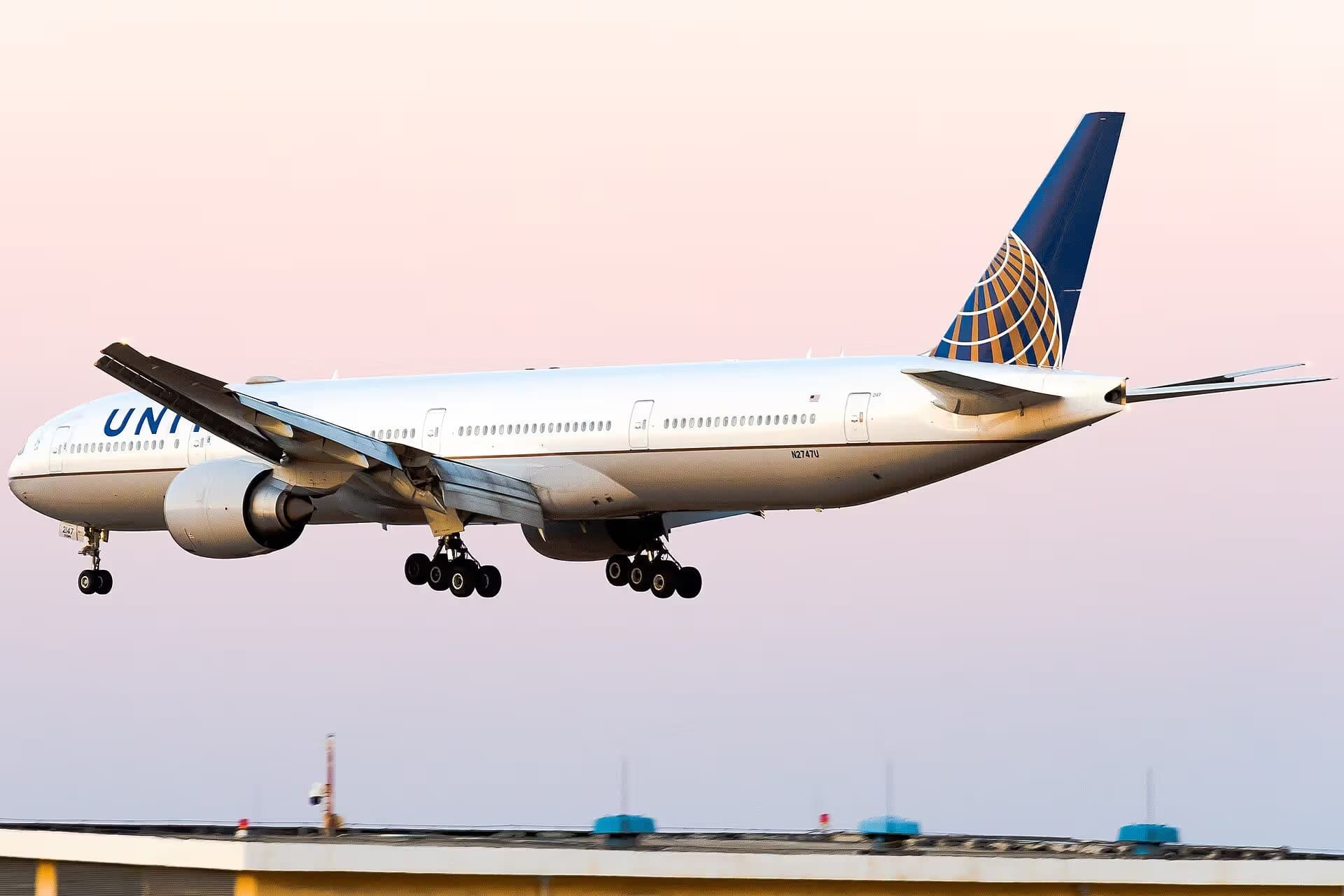 N2747U — Twin-engine aircraft