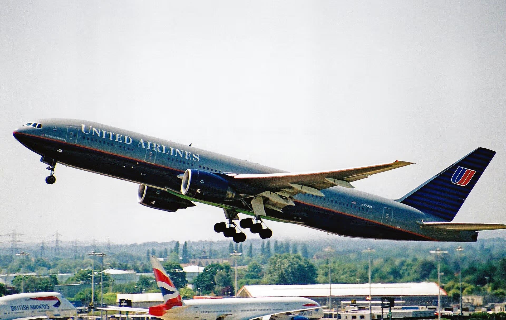 N774UA — Twin-engine aircraft