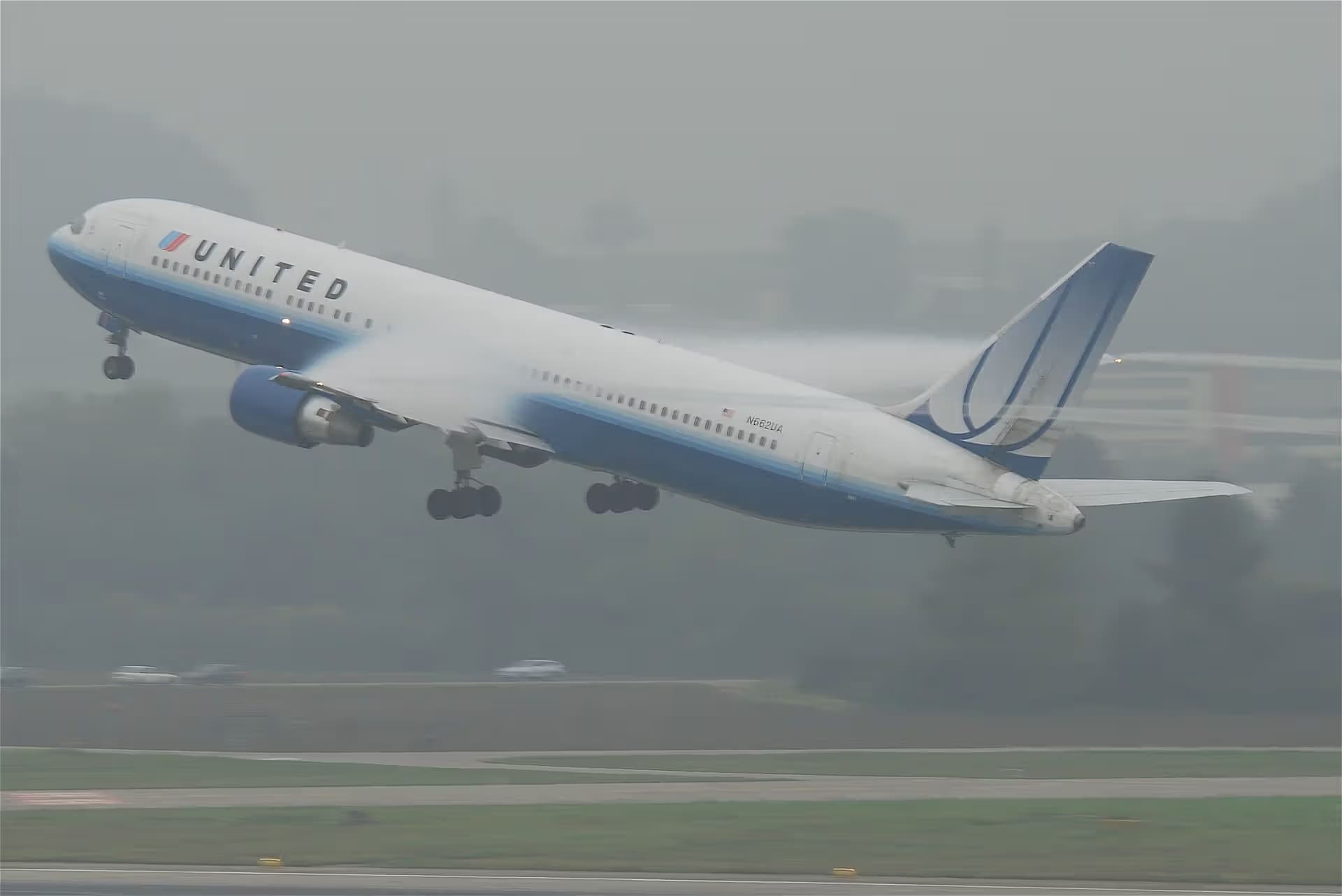 N662UA — Twin-engine aircraft
