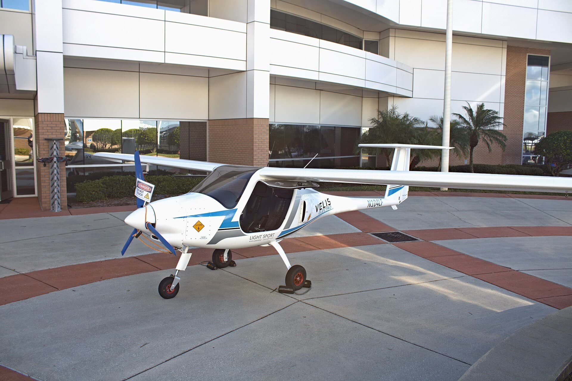 N104LF — Aircraft