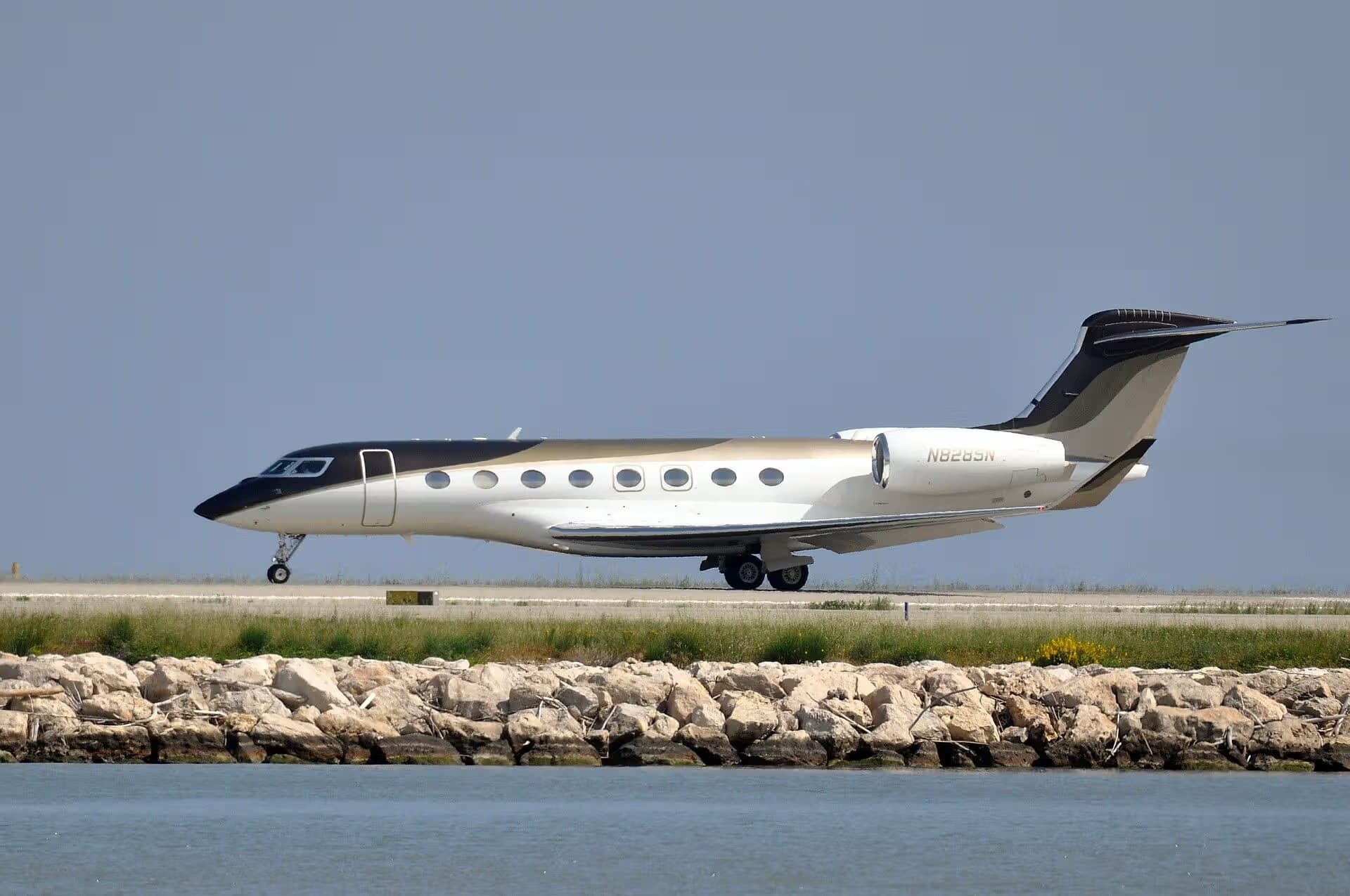 N828SN — Business jet
