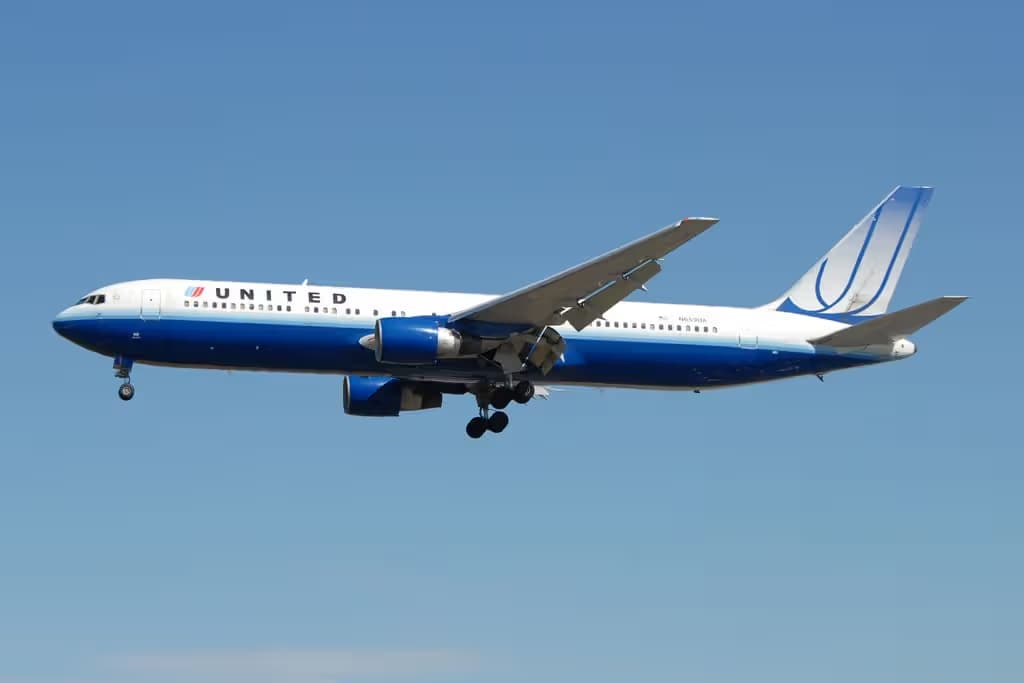 N659UA — Twin-engine aircraft