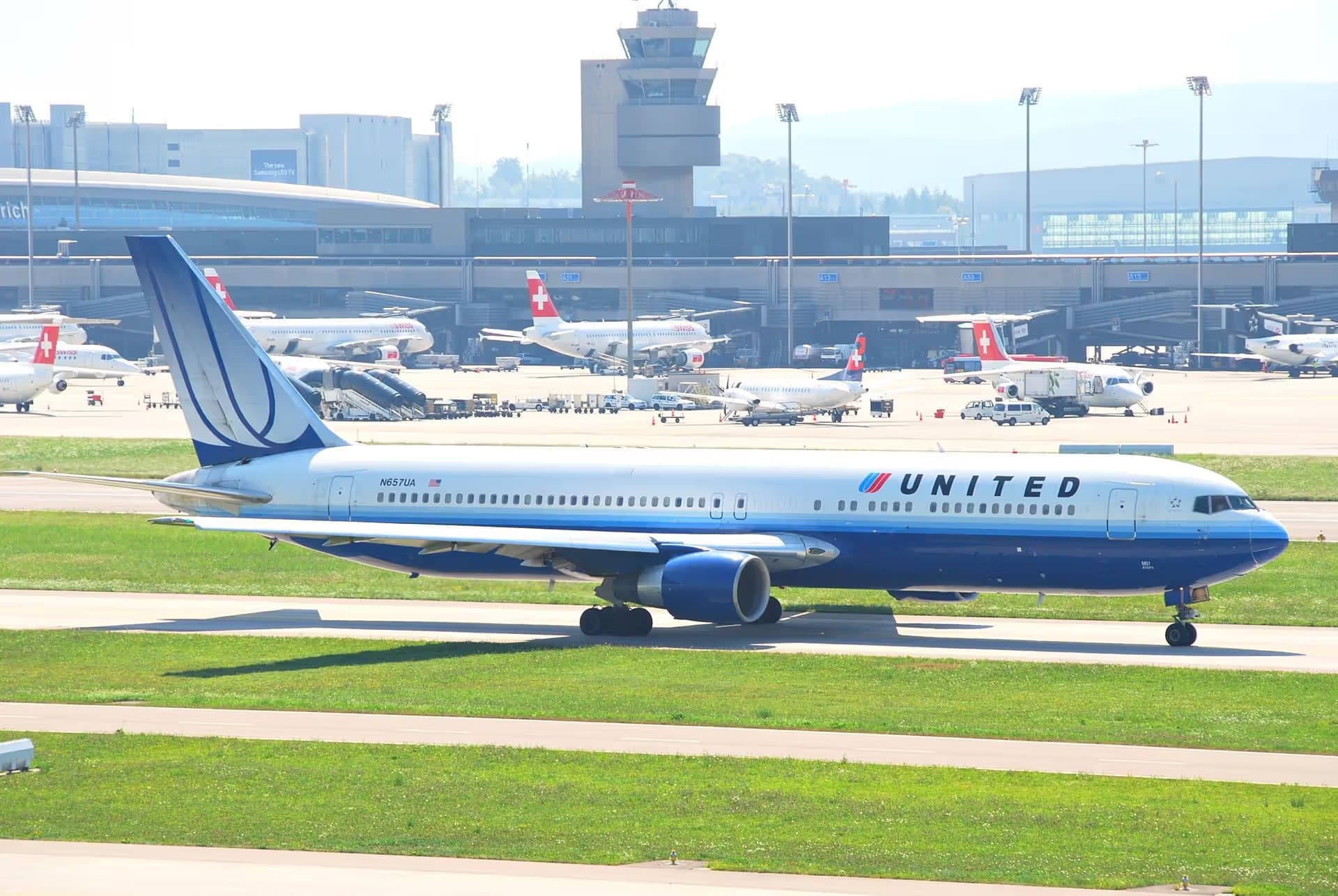 N657UA — Twin-engine aircraft