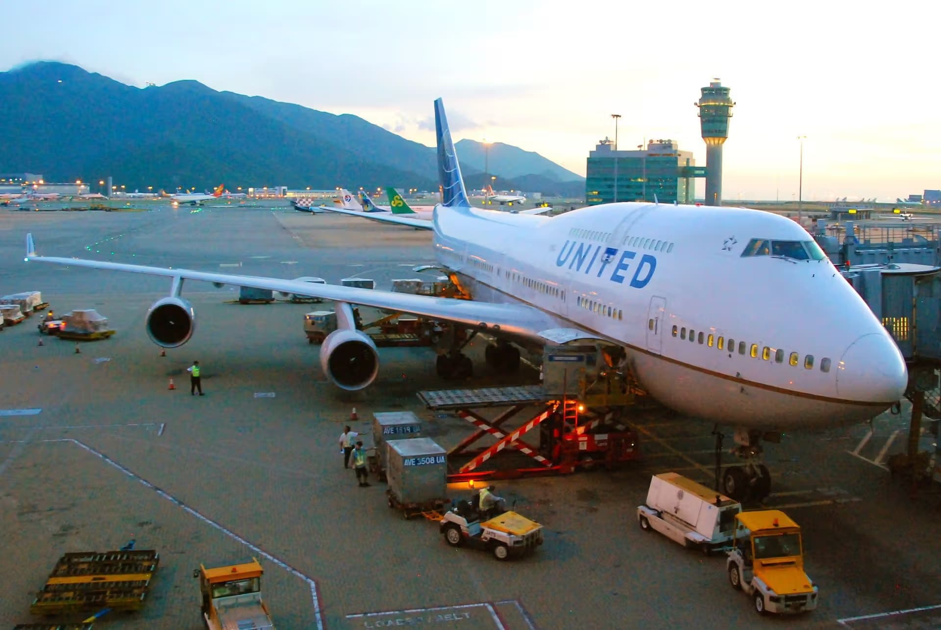 N128UA — Boeing