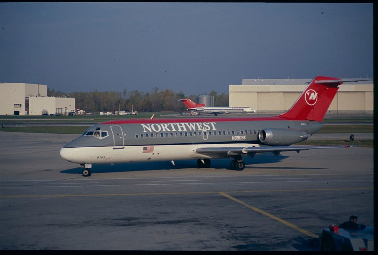 N8906E — Douglas