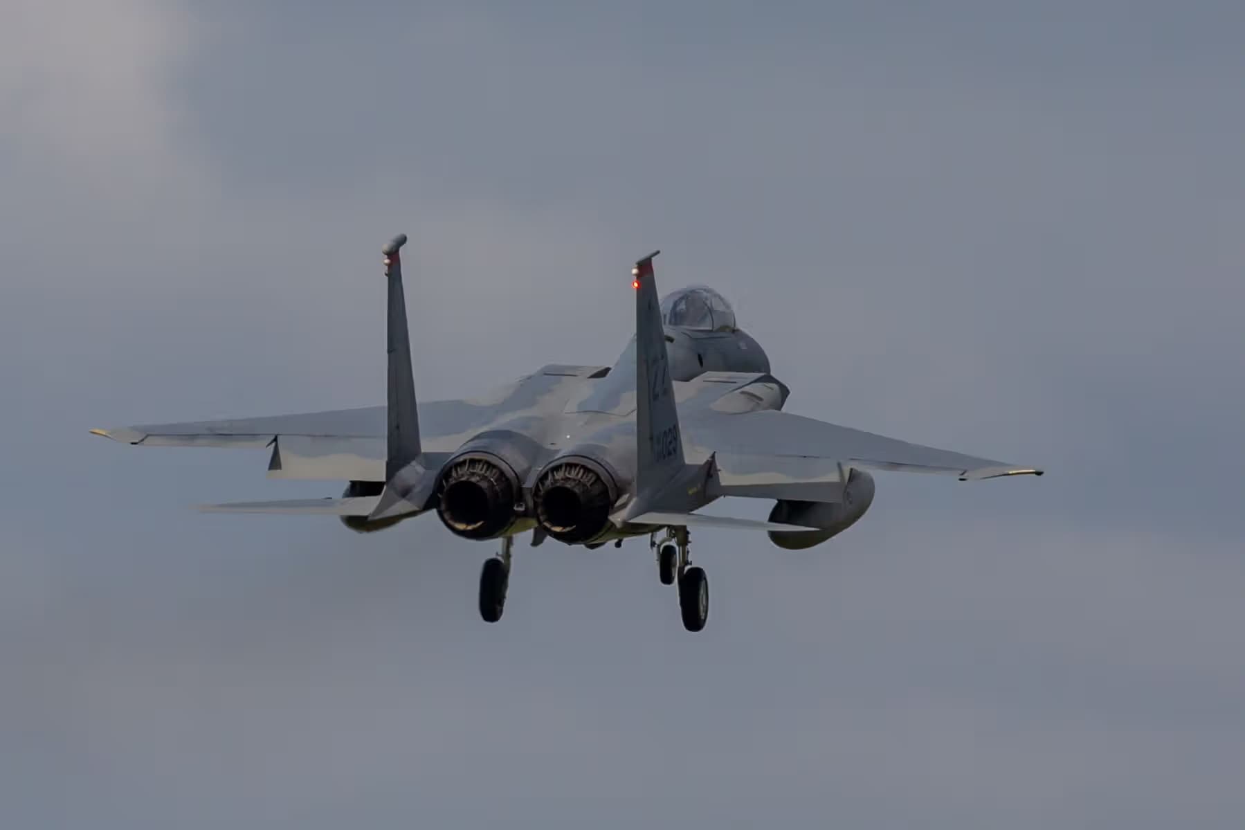 Unidentified — Twin-engine aircraft