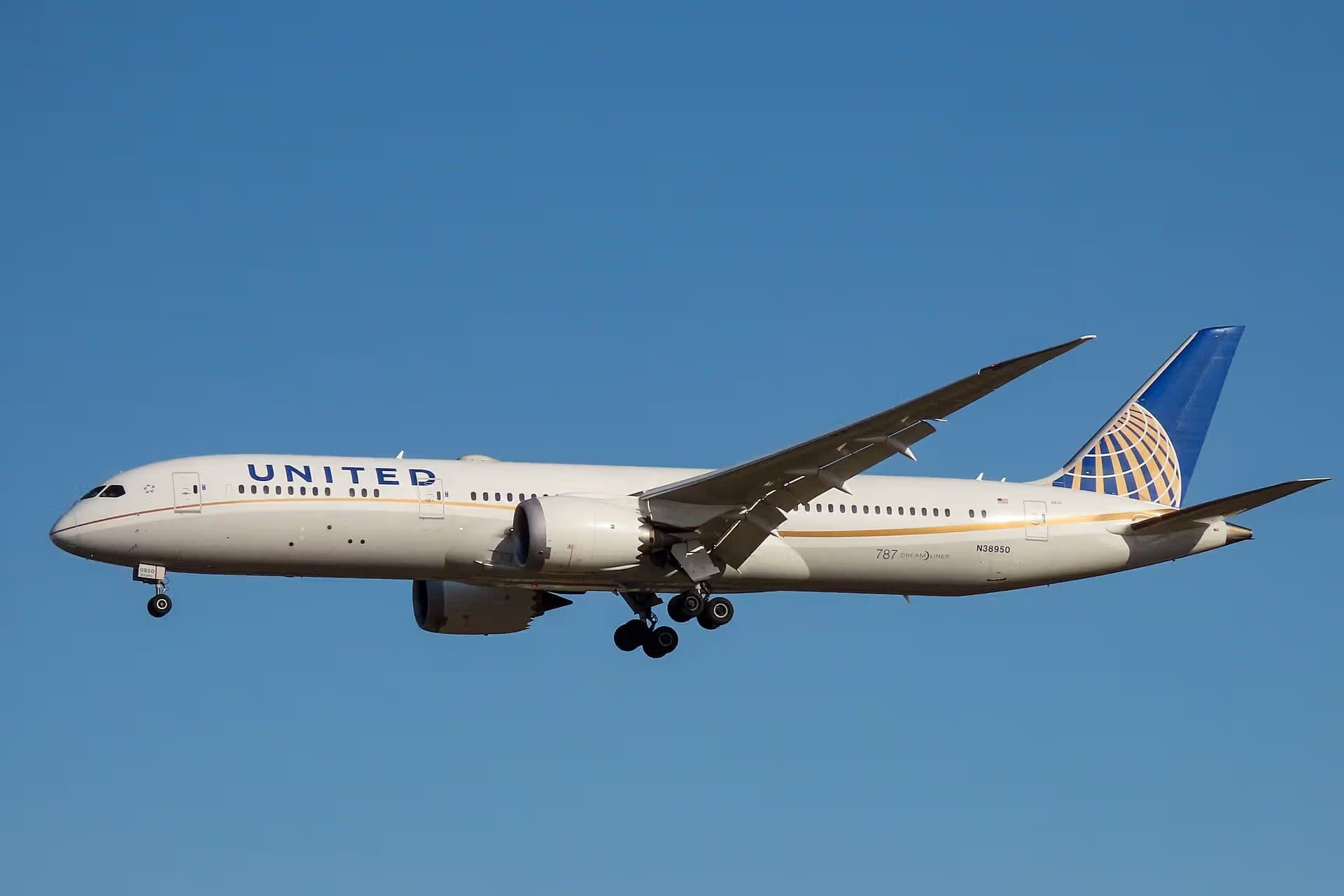 N38950 — Twin-engine aircraft
