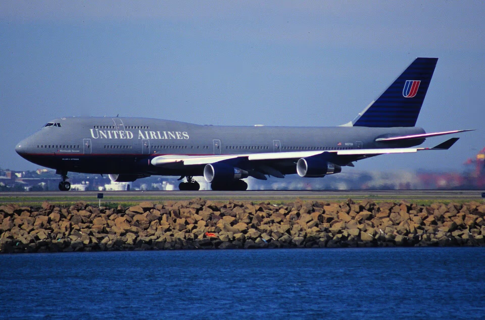 N107UA — Boeing