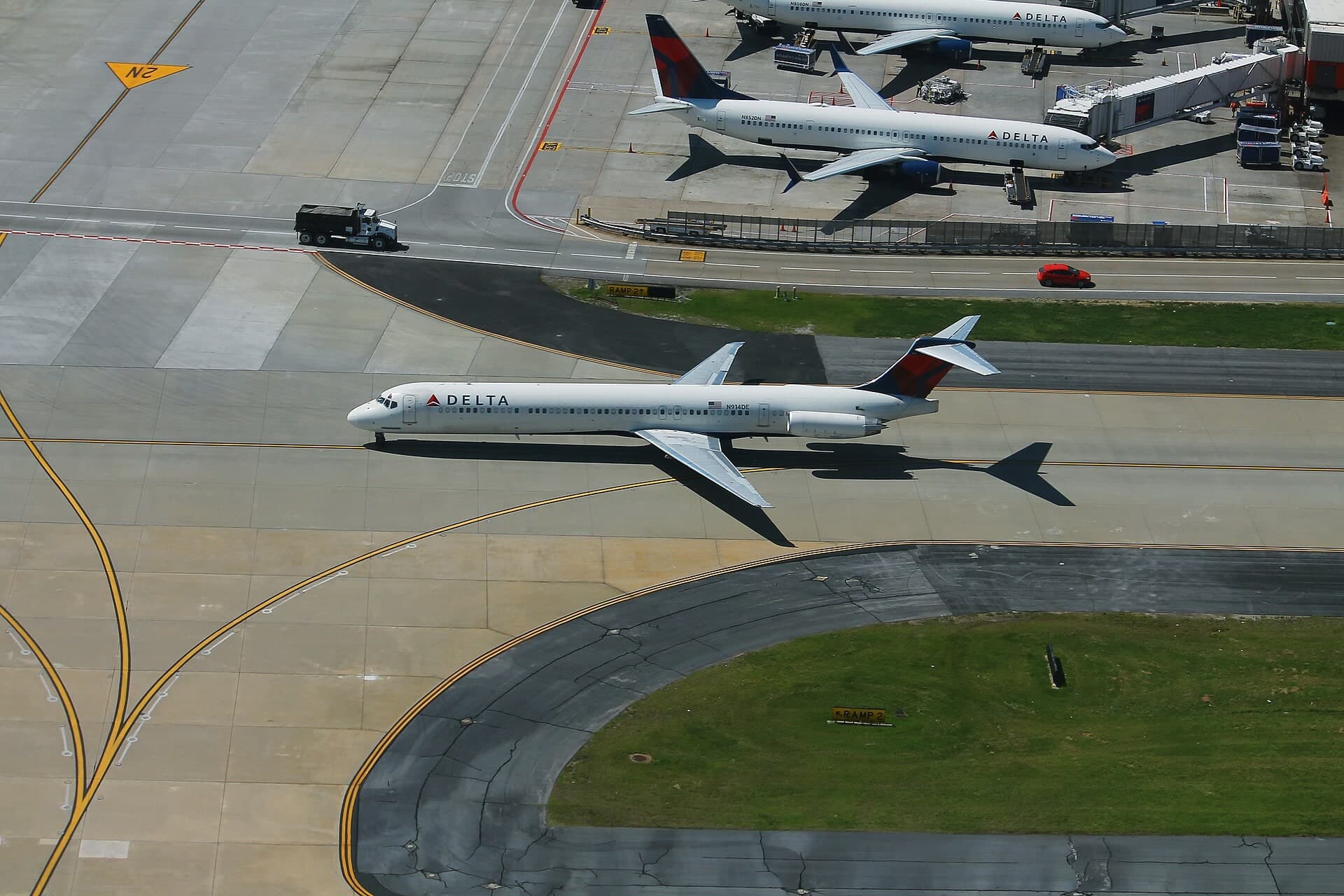 N914DE — Douglas