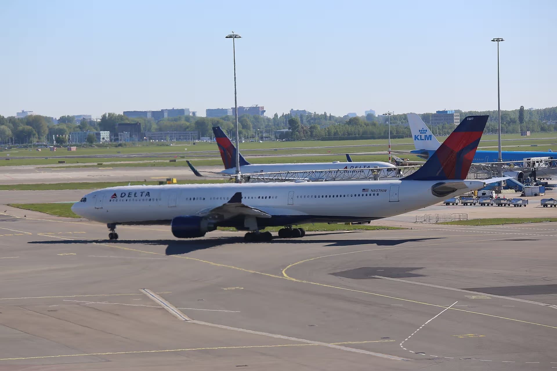 N807NW — Twin-engine aircraft