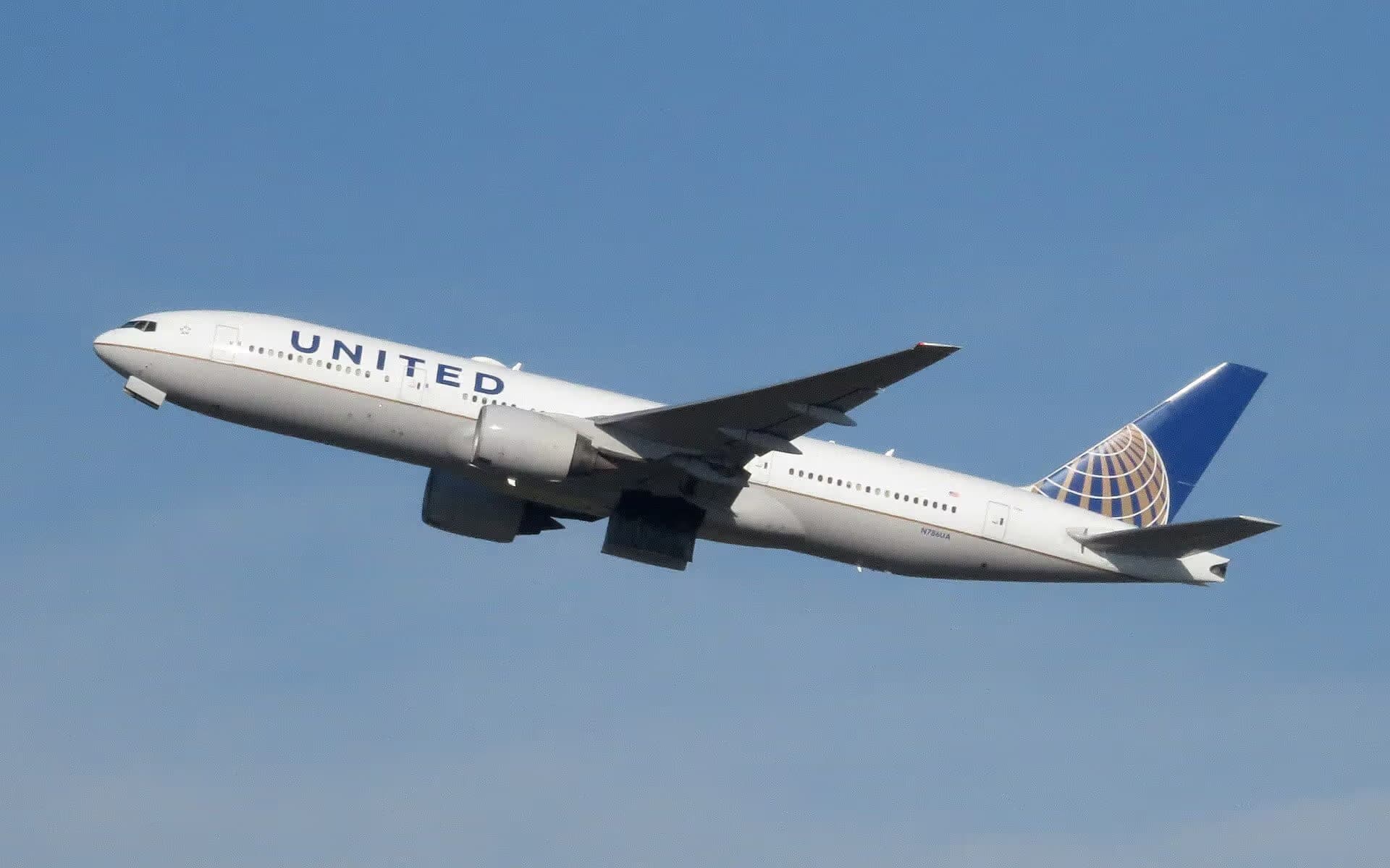 N786UA — Twin-engine aircraft at Munich Airport