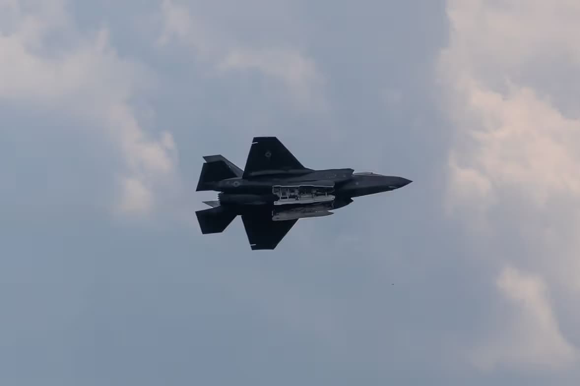 Unidentified — Single-engine aircraft