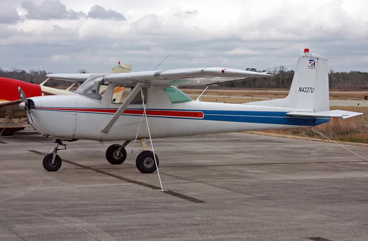 N4337U — Cessna at Pearland Regional Airport