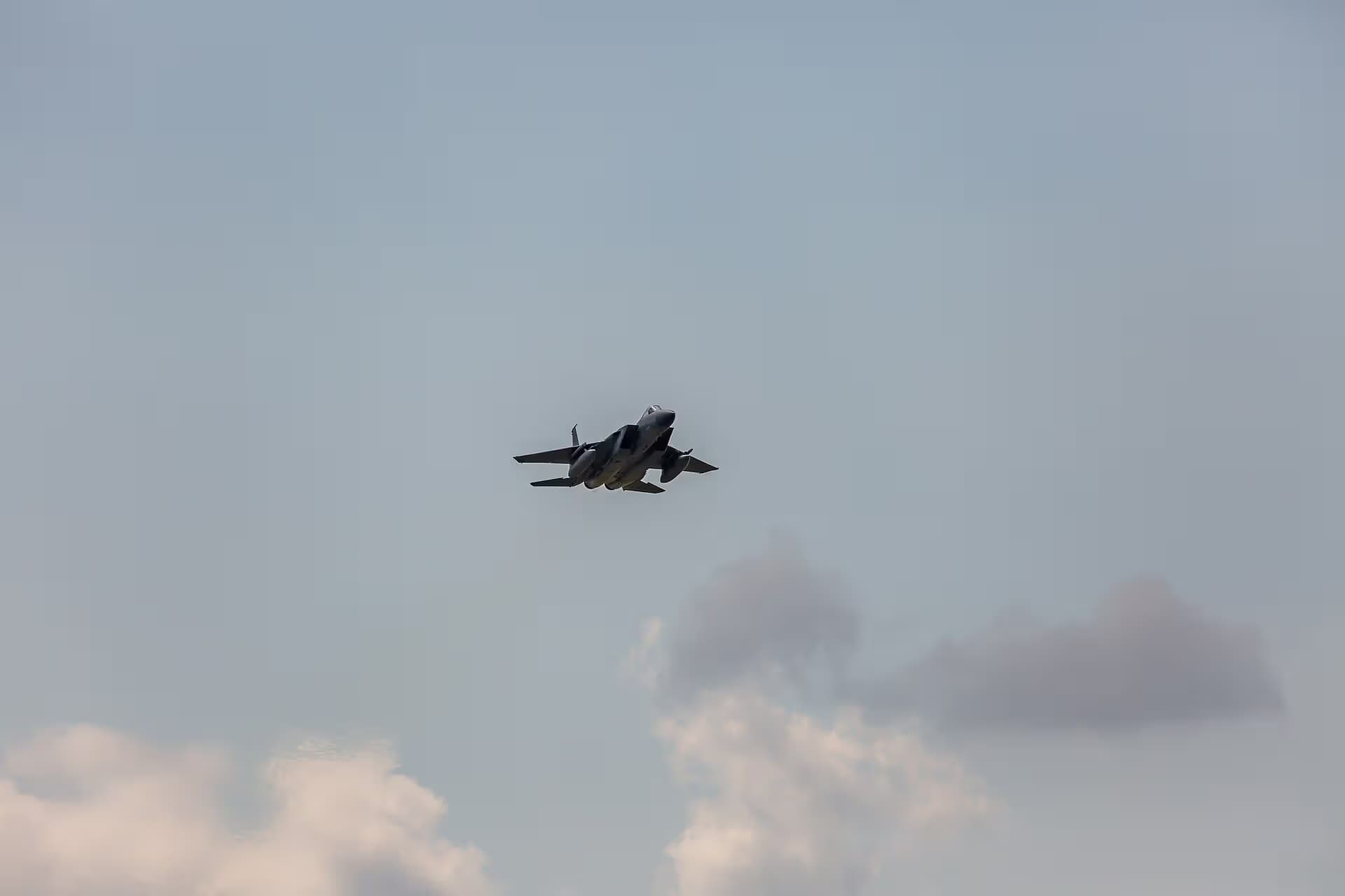Unidentified — Twin-engine aircraft
