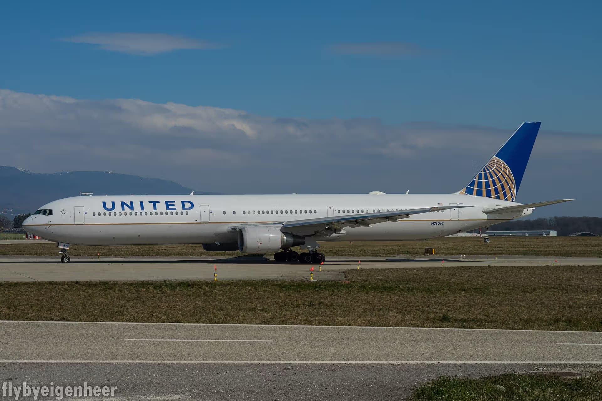 N76062 — Twin-engine aircraft