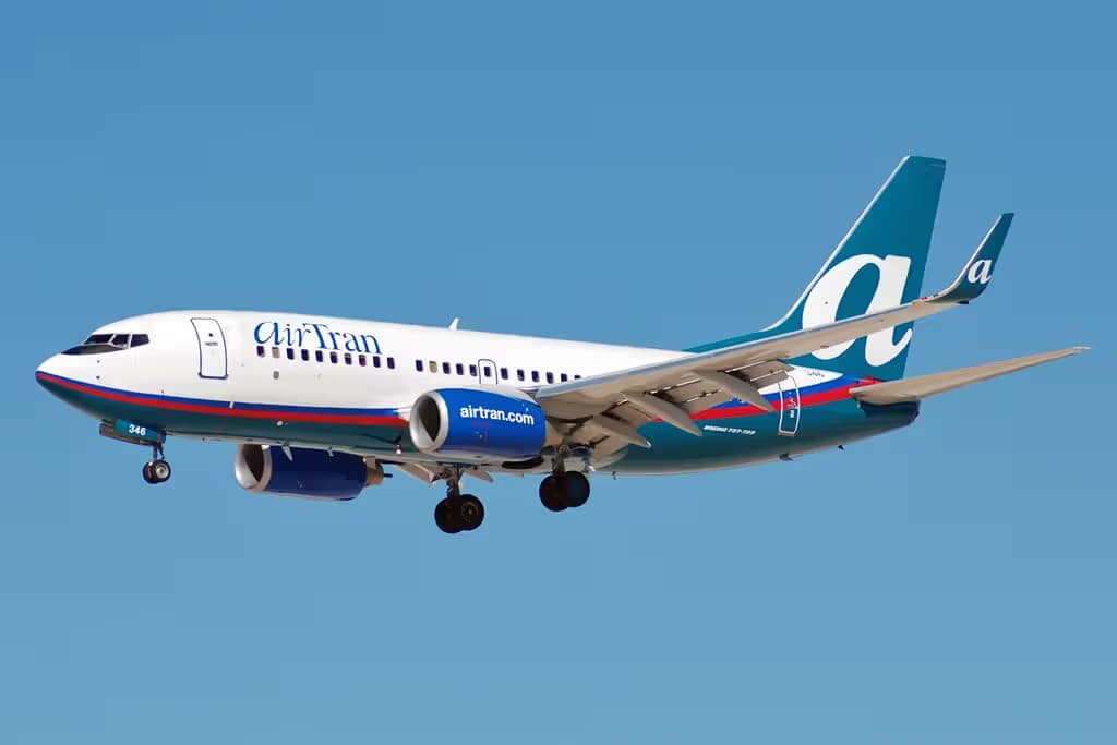 N328AT — Twin-engine aircraft