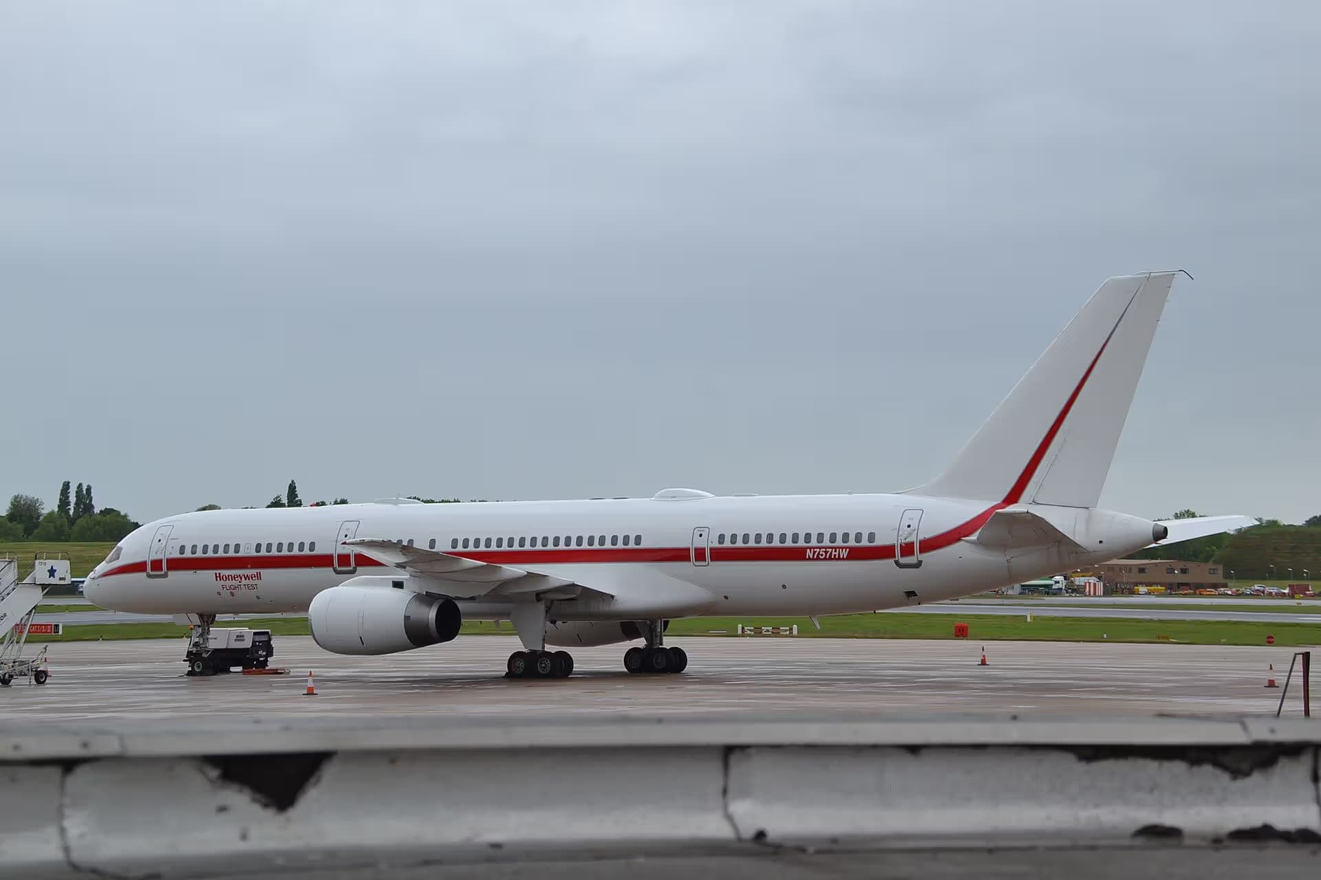 N757HW — Twin-engine aircraft