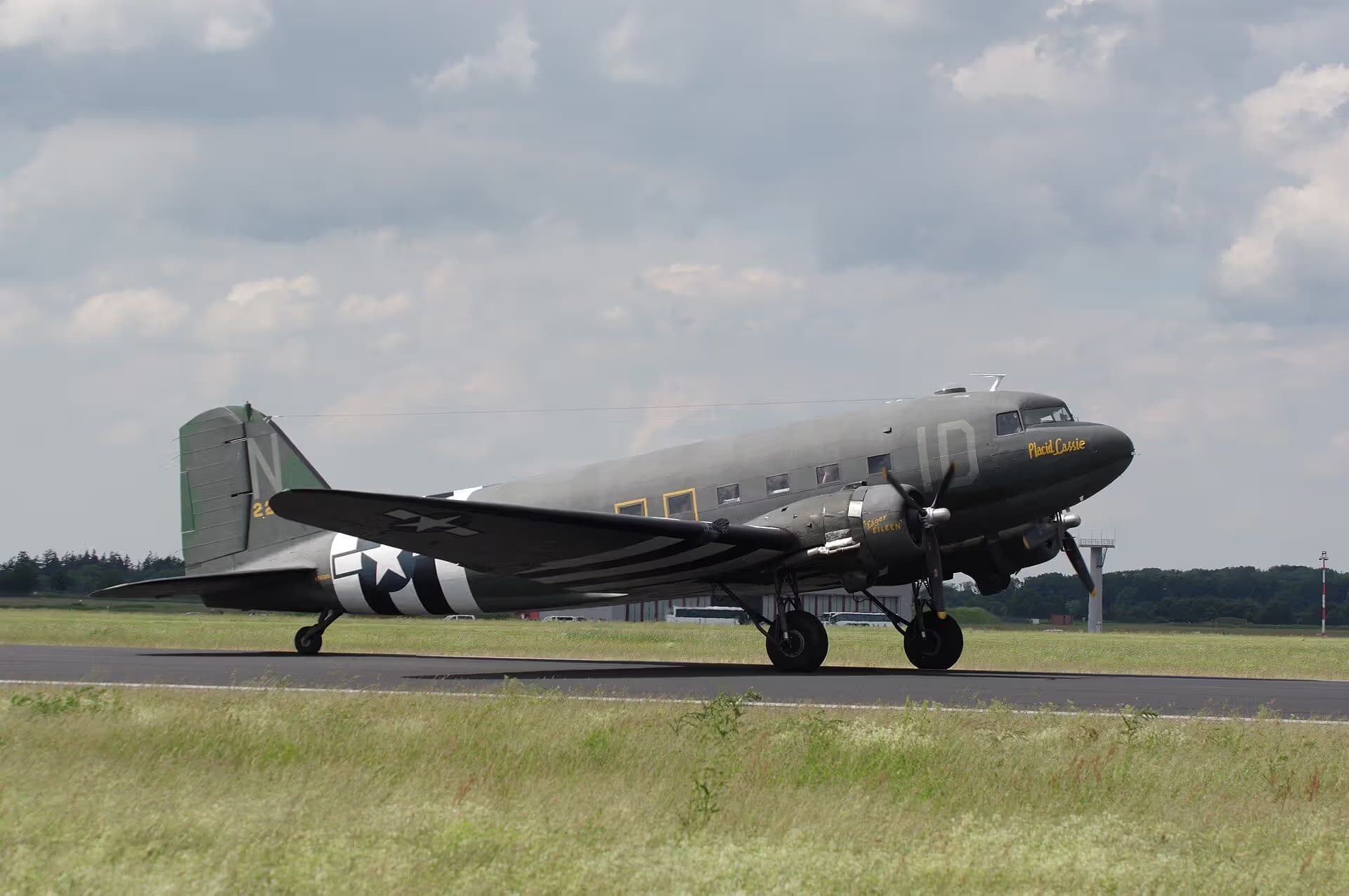 N74589 — Twin-engine aircraft