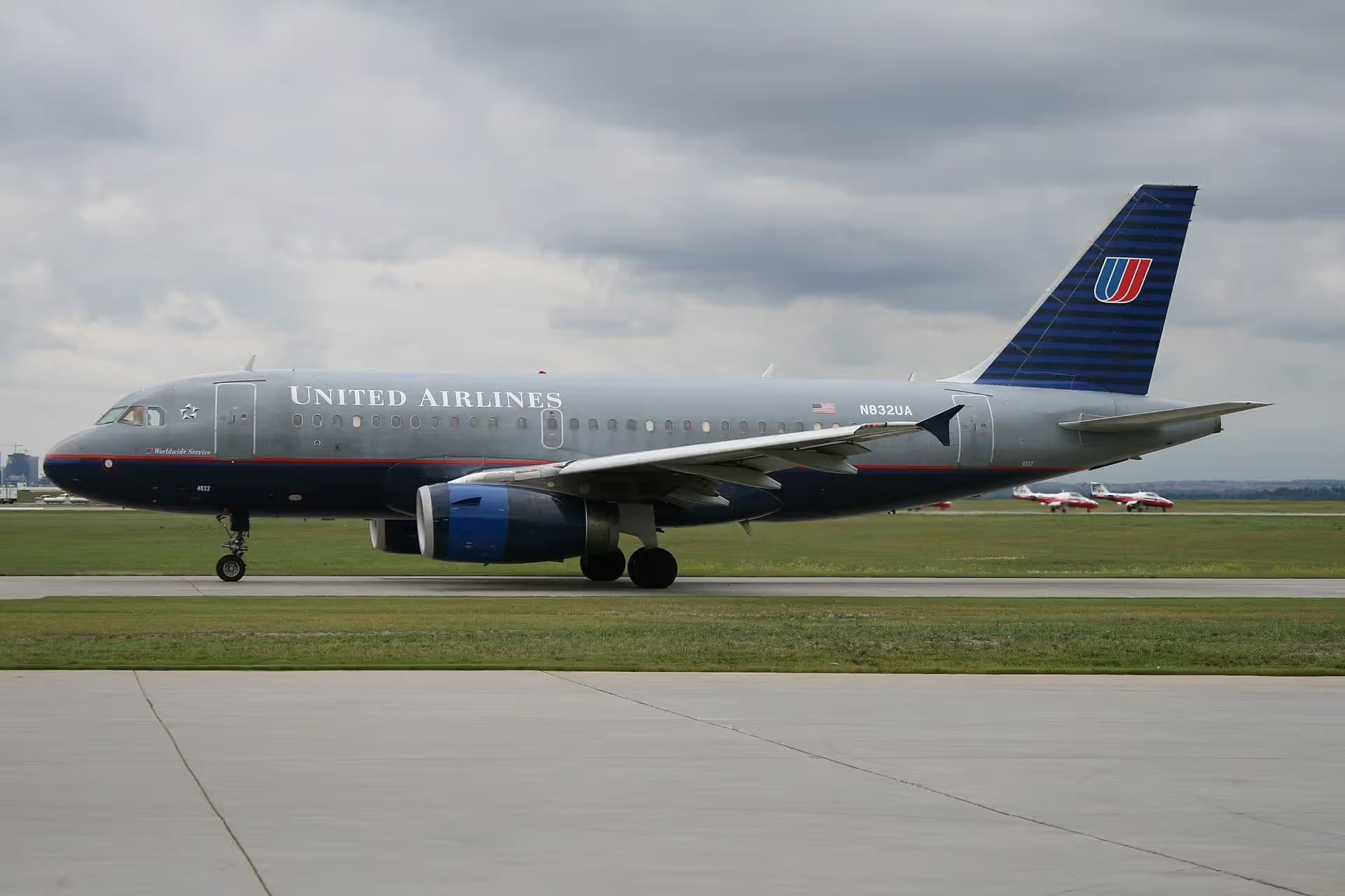 N832UA — Airbus